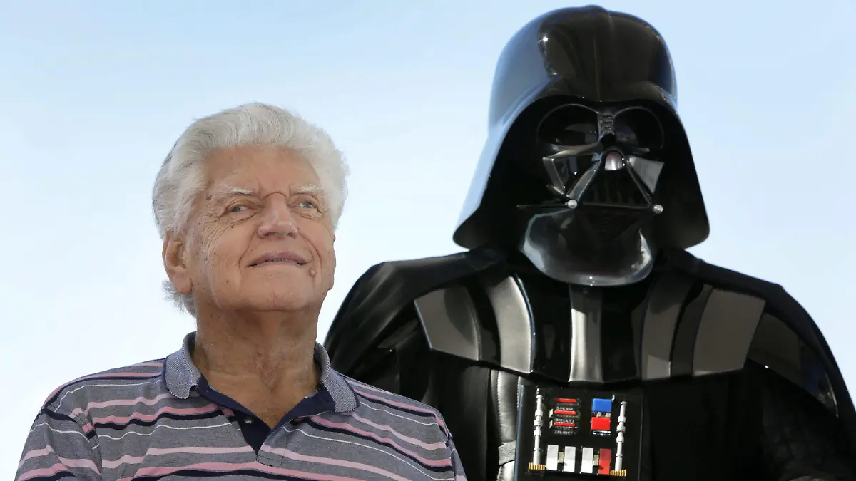 ARCHIV - 12.10.2015, Spanien, Sitges (barcelona): Der britische Schauspieler David Prowse, der Darth Vader in der ursprünglichen Star Wars-Filmtrilogie spielte, posiert für Fotografen während der Präsentation von "I Am Your Father" auf dem 48. Internationalen Fantastischen Filmfestival von Sitges in Sitges bei Barcelona, Spanien. Der britische Schauspieler David Prowse, bekannt geworden als Darsteller der finsteren «Star Wars»-Figur Darth Vader, ist Medienberichten zufolge tot. (zu "BBC: Darth-Vader-Darsteller David Prowse gestorben") Foto: Susanna Saez/EFE/dpa +++ dpa-Bildfunk +++