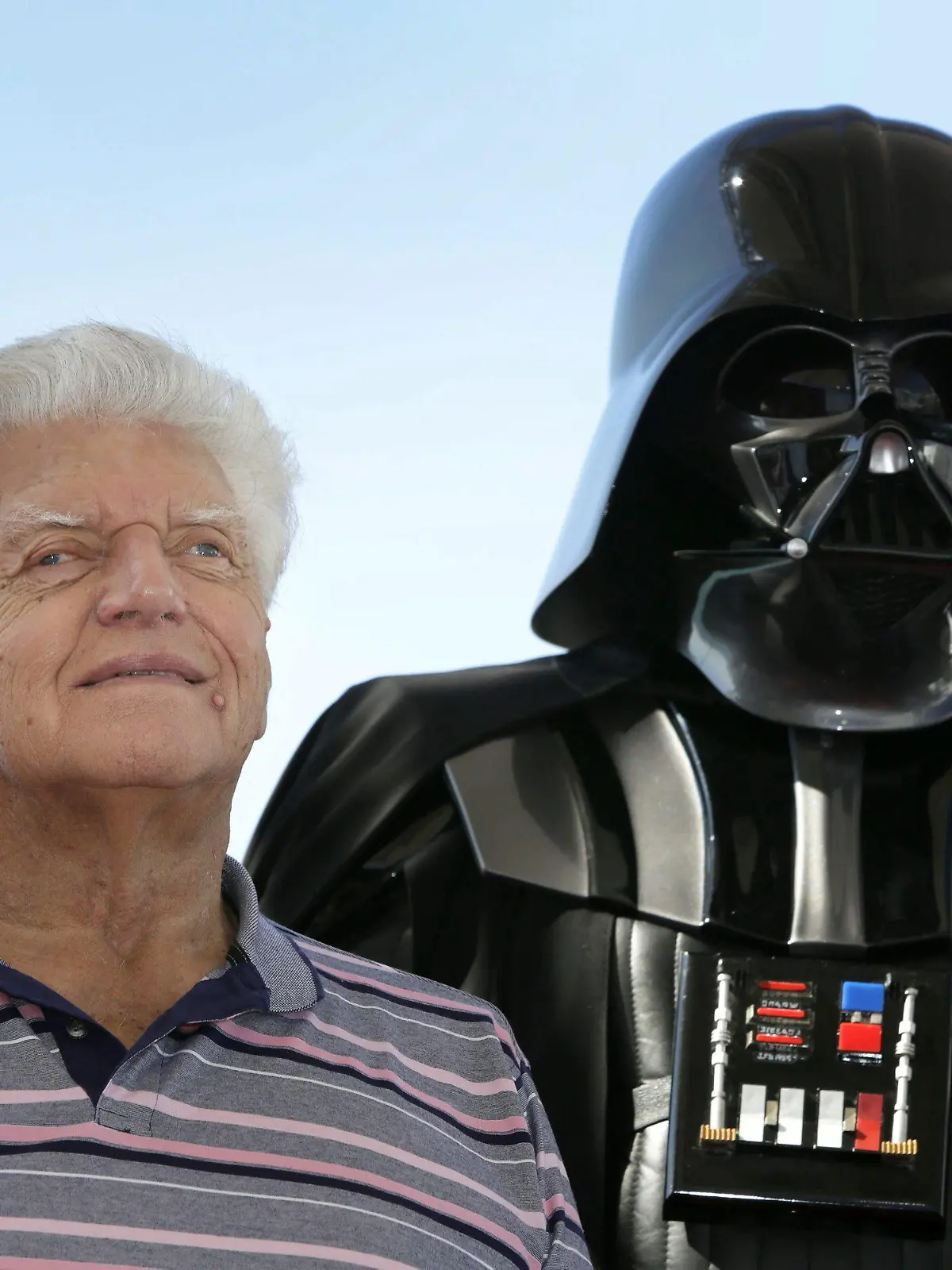 ARCHIV - 12.10.2015, Spanien, Sitges (barcelona): Der britische Schauspieler David Prowse, der Darth Vader in der ursprünglichen Star Wars-Filmtrilogie spielte, posiert für Fotografen während der Präsentation von "I Am Your Father" auf dem 48. Internationalen Fantastischen Filmfestival von Sitges in Sitges bei Barcelona, Spanien. Der britische Schauspieler David Prowse, bekannt geworden als Darsteller der finsteren «Star Wars»-Figur Darth Vader, ist Medienberichten zufolge tot. (zu "BBC: Darth-Vader-Darsteller David Prowse gestorben") Foto: Susanna Saez/EFE/dpa +++ dpa-Bildfunk +++