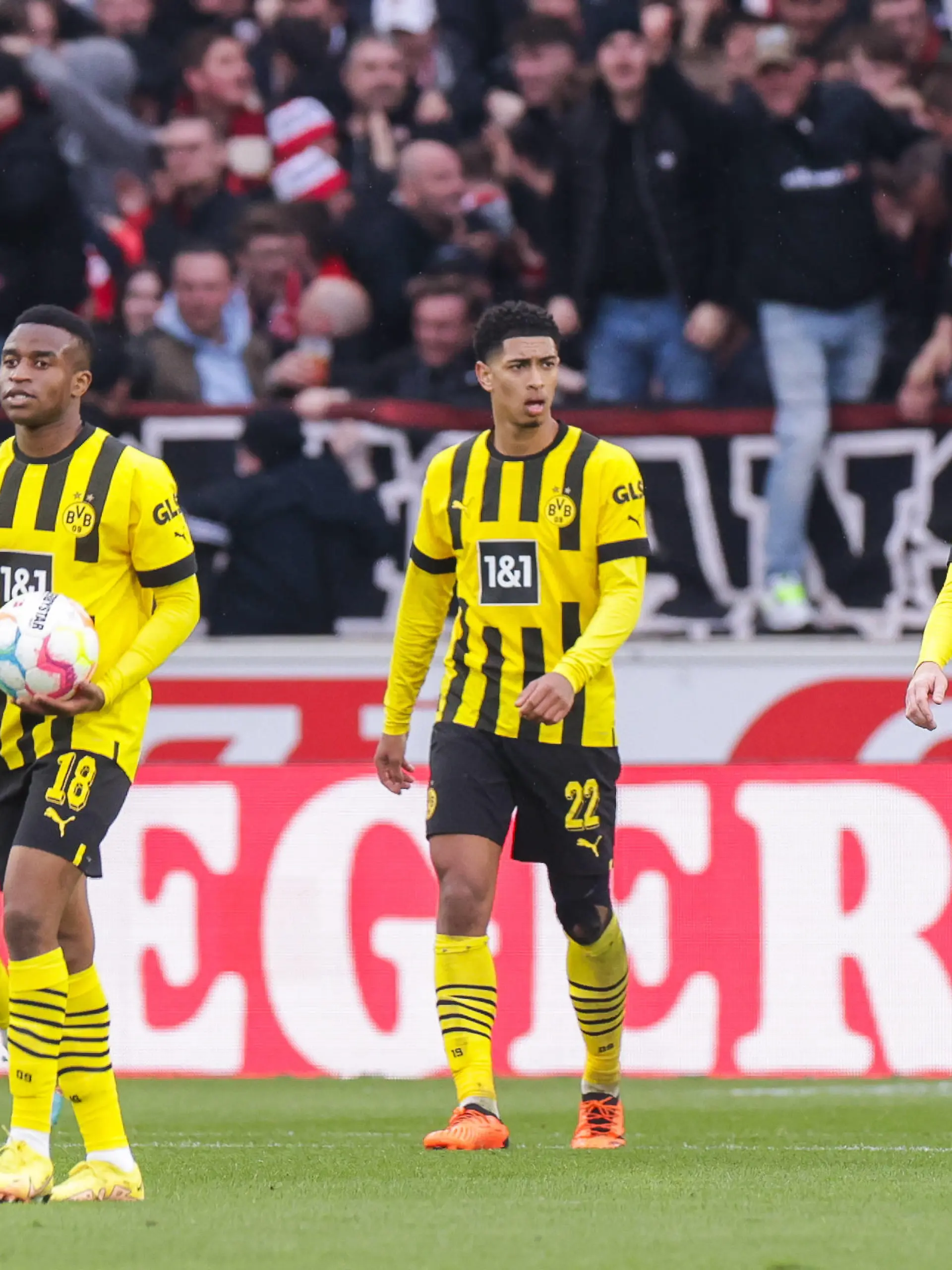 15.04.2023, Fussball, Saison 2022/2023, 1. Bundesliga, 28. Spieltag, VfB Stuttgart - Borussia Dortmund, v. l. Emre Can Borussia Dortmund, Youssoufa Moukoko Borussia Dortmund, Jude Bellingham Borussia Dortmund, Marco Reus Borussia Dortmund, Stuttgart Mercedes-Benz Arena Baden-Württemberg Deutschland xRHR-FOTO/DEx *** 15 04 2023, Football, 2022 2023 season, 1 Bundesliga, 28 matchday, VfB Stuttgart Borussia Dortmund, v l Emre Can Borussia Dortmund , Youssoufa Moukoko Borussia Dortmund , Jude Bellingham Borussia Dortmund , Marco Reus Borussia Dortmund , Stuttgart Mercedes Benz Arena Baden Württemberg Germany xRHR PHOTO DEx Copyright: DennisxEwert/RHR-FOTOx RHR-FOTO/DE