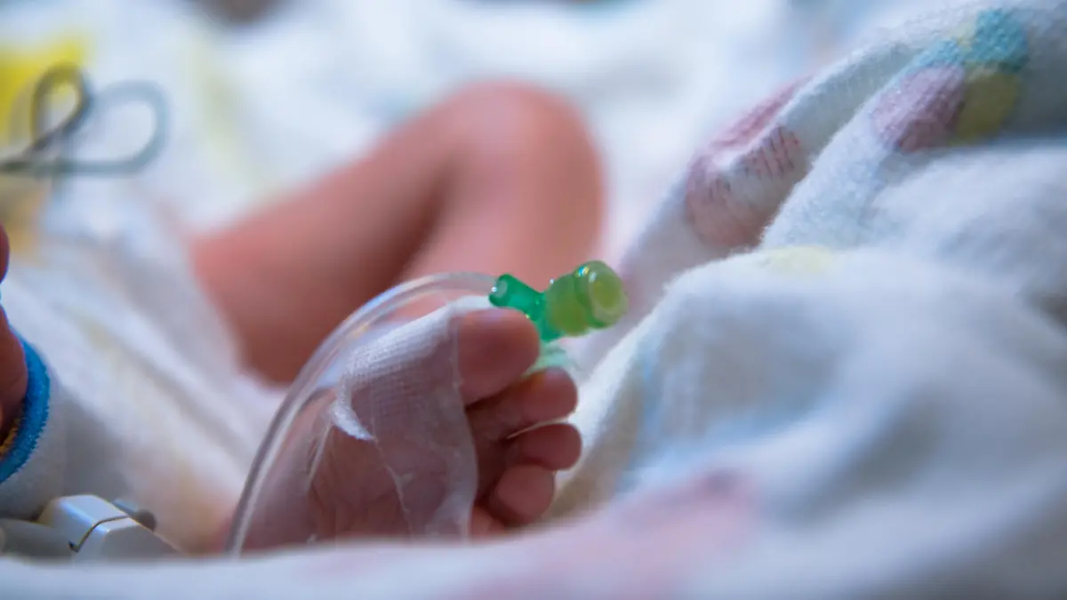 Neugeborenes Baby im Krankenhaus (Symbolbild)