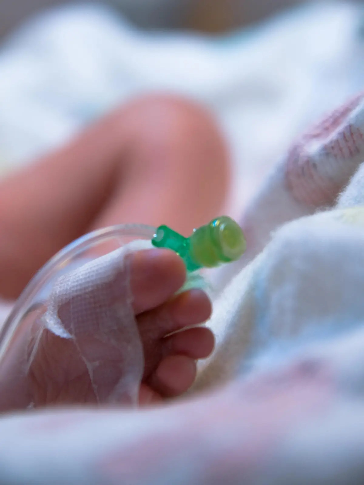 Neugeborenes Baby im Krankenhaus (Symbolbild)