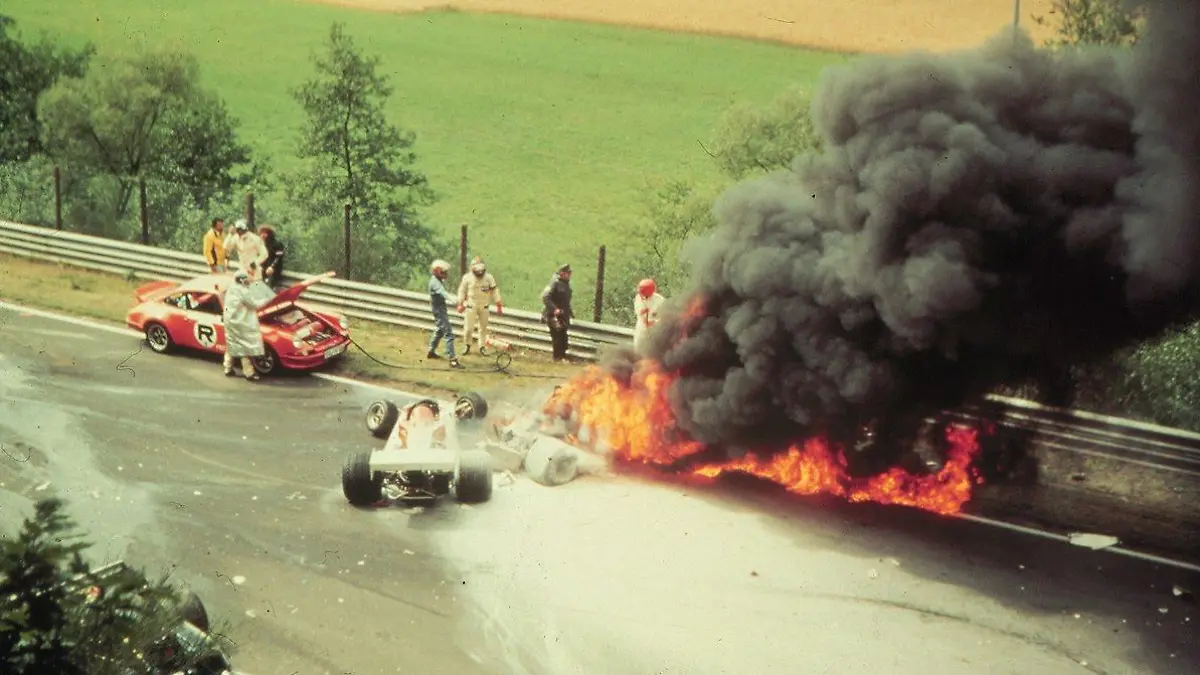 Nach einem Zusammenstoß in der zweiten Runde beim Grand Prix auf dem Nürburgring am 01.08.1976 brennt der Ferrari des österreichischen Formel-1-Weltmeisters Niki Lauda. Nur in letzter Sekunde entkam Niki Lauda vor 30 Jahren auf dem Nürburgring dem Tod. Auch dank der Hilfe seiner Rivalen, die den schwer verletzten Lauda aus seinem brennenden Wrack zogen, erlebte der österreichische Formel-1-Fahrer am 1. August 1976 in der «Grünen Hölle» so etwas wie seine zweite Geburt. Nur sieben Wochen später saß er wieder am Steuer und verpasste die WM-Titelverteidigung anschließend nur um einen Punkt (Hinweis: Verwendung nur in Deutschland und gegen Sonderhonorar!). Foto: +++(c) Picture-Alliance / ASA+++