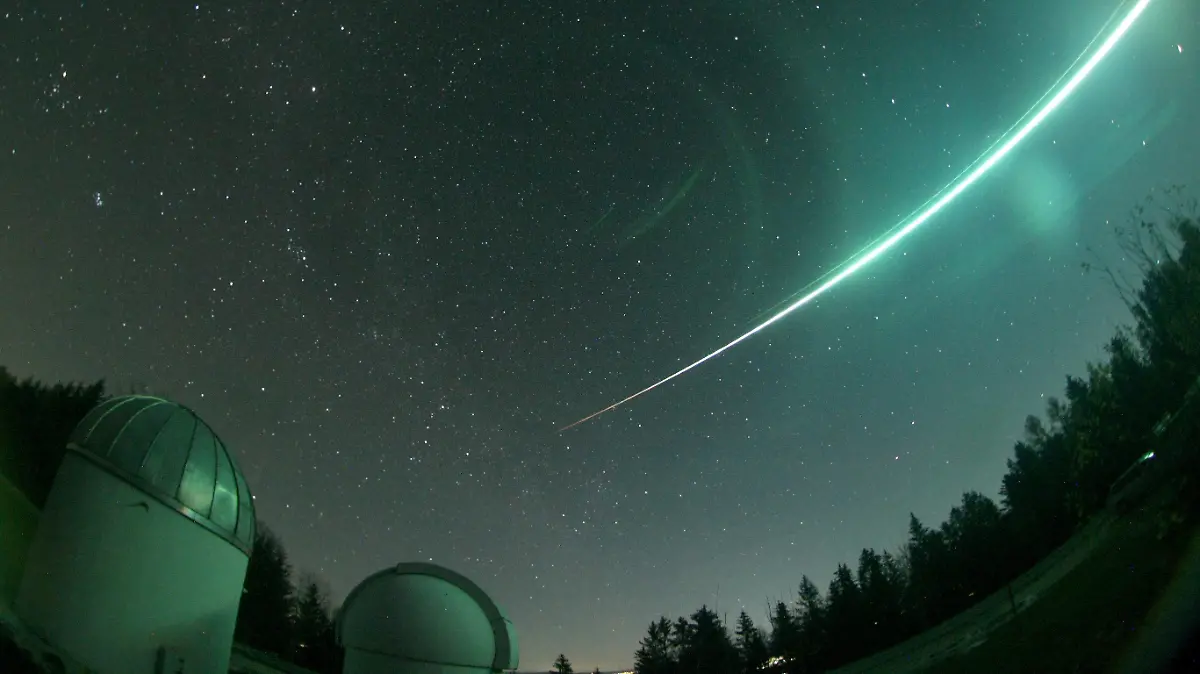 HANDOUT - 19.11.2020, Bayern, Gahberg: Ein Lichtstrahl, aufgelöst durch einen Meteorit, leuchtet am nächtlichen Himmel über der Sternwarte Gahberg am Starnberger See. Eine besonders helle Erscheinung am Nachthimmel hat in Süddeutschland und Österreich viele Menschen fasziniert. (zu dpa «Besonders heller Meteorit über Bayern » vom 24.11.2020) Foto: Erwin Filimon/Sternwarte Gahberg/dpa - ACHTUNG: Nur zur redaktionellen Verwendung im Zusammenhang mit der aktuellen Berichterstattung und nur mit vollständiger Nennung des vorstehenden Credits +++ dpa-Bildfunk +++