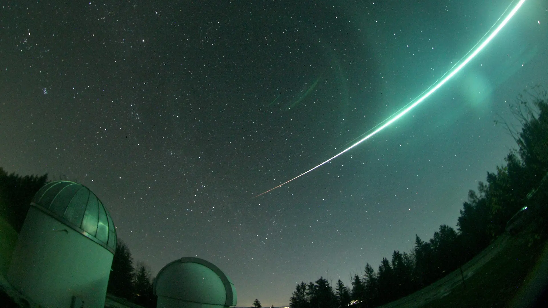 HANDOUT - 19.11.2020, Bayern, Gahberg: Ein Lichtstrahl, aufgelöst durch einen Meteorit, leuchtet am nächtlichen Himmel über der Sternwarte Gahberg am Starnberger See. Eine besonders helle Erscheinung am Nachthimmel hat in Süddeutschland und Österreich viele Menschen fasziniert. (zu dpa «Besonders heller Meteorit über Bayern » vom 24.11.2020) Foto: Erwin Filimon/Sternwarte Gahberg/dpa - ACHTUNG: Nur zur redaktionellen Verwendung im Zusammenhang mit der aktuellen Berichterstattung und nur mit vollständiger Nennung des vorstehenden Credits +++ dpa-Bildfunk +++