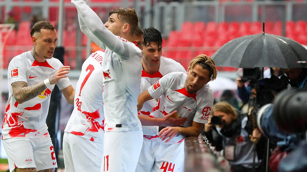 RB Leipzig - Augsburg / Bundesliga Leipzig, 15.04.2023, Red Bull Arena, Fussball, Männer, Saison 2022 / 2023, 1. Bundesliga, 28. Spieltag , RB Leipzig - FC Augsburg , Im Bild: Tor für Leipzig, Torjubel nach dem 1:1, Torschütze Kevin Kampl 44, RB Leipzig , *** RB Leipzig Augsburg Bundesliga Leipzig, 15 04 2023, Red Bull Arena, football, men, season 2022 2023, 1 Bundesliga, 28 matchday , RB Leipzig FC Augsburg , In the picture goal for Leipzig, goal celebration after the 1 1, goal scorer Kevin Kampl 44, RB Leipzig ,