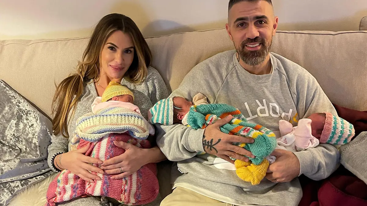 HANDOUT - 25.11.2021, -: Knapp zwei Wochen nach der Geburt zeigt sich Rapper Bushido auf einem ersten Familienfoto mit Ehefrau Anna-Maria Ferchichi und ihren neugeborenen Drillings-Mädchen. «Vor 13 Tagen seid ihr drei kleinen Menschen auf die Welt gekommen», schrieb der 43-Jährige am Mittwoch, 24.11.2021 auf Instagram. (zu dpa Bushido zeigt erstes Familienfoto mit Drillings-Töchtern) Foto: -/Bushido/dpa - ACHTUNG: Nur zur redaktionellen Verwendung im Zusammenhang mit einer Berichterstattung über das erste Familienfoto mit Drillings-Töchtern und nur mit vollständiger Nennung des vorstehenden Credits +++ dpa-Bildfunk +++