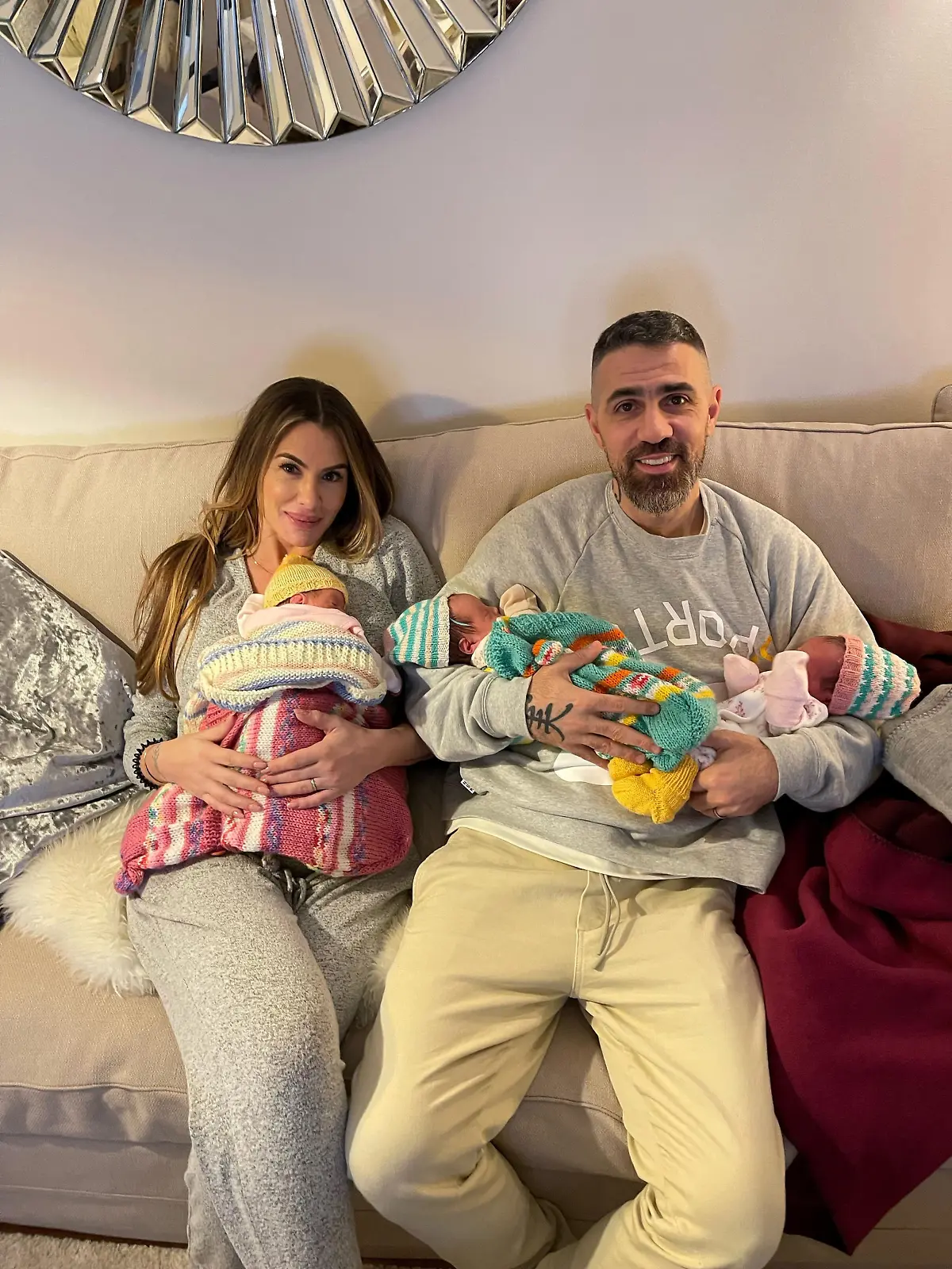 HANDOUT - 25.11.2021, -: Knapp zwei Wochen nach der Geburt zeigt sich Rapper Bushido auf einem ersten Familienfoto mit Ehefrau Anna-Maria Ferchichi und ihren neugeborenen Drillings-Mädchen. «Vor 13 Tagen seid ihr drei kleinen Menschen auf die Welt gekommen», schrieb der 43-Jährige am Mittwoch, 24.11.2021 auf Instagram. (zu dpa Bushido zeigt erstes Familienfoto mit Drillings-Töchtern) Foto: -/Bushido/dpa - ACHTUNG: Nur zur redaktionellen Verwendung im Zusammenhang mit einer Berichterstattung über das erste Familienfoto mit Drillings-Töchtern und nur mit vollständiger Nennung des vorstehenden Credits +++ dpa-Bildfunk +++