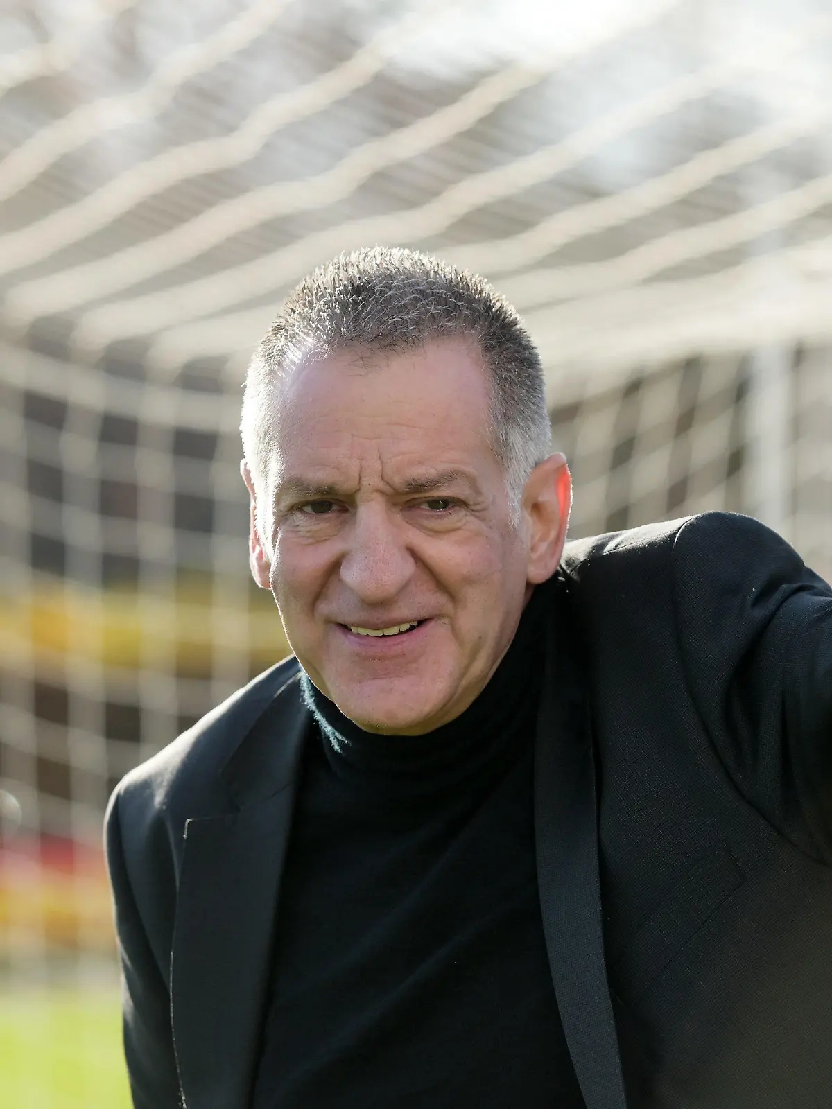 23.11.2020, Hessen, Stadtallendorf: Der frühere Bundesliga- und Nationalmannschaftstorwart Eike Immel, aufgenommen auf dem Vereinsgelände des Fußball-Regionalligisten TSV Eintracht Stadtallendorf. Hier begann er seine Karriere, hier trainiert er derzeit die 2. Mannschaft. Am 27. November feiert er seinen 60. Geburtstag. (zu dpa: «Der ehemalige Nationaltorhüter Eike Immel wird am Freitag (27.11.) 60 Jahre alt») Foto: Uwe Zucchi/dpa +++ dpa-Bildfunk +++