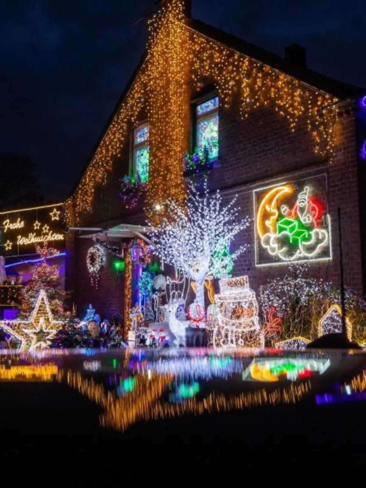 Das Weihnachtshaus leuchtet in der Dunkelheit