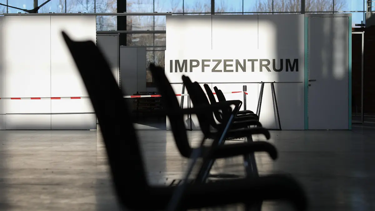 dpatopbilder - 26.11.2020, Schleswig-Holstein, Husum: Stühle stehen in der ersten von drei Impflinien bei einem Besichtigungsrundgang in den Messehallen. Bis Mitte Dezember sollen in allen 15 Kreisen und kreisfreien Städten Schleswig-Holsteins Corona-Impfzentren startklar sein. Foto: Christian Charisius/dpa +++ dpa-Bildfunk +++
