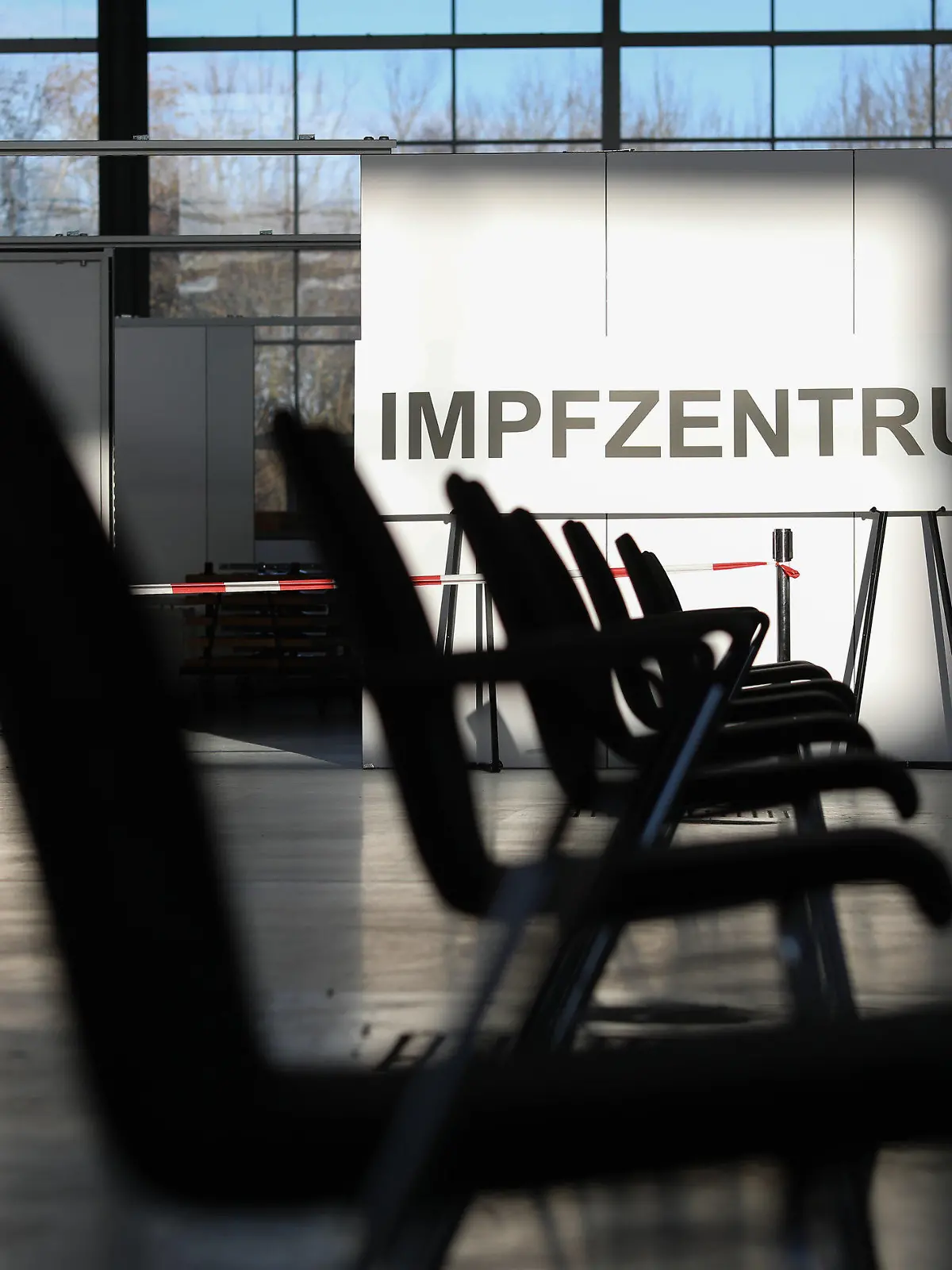dpatopbilder - 26.11.2020, Schleswig-Holstein, Husum: Stühle stehen in der ersten von drei Impflinien bei einem Besichtigungsrundgang in den Messehallen. Bis Mitte Dezember sollen in allen 15 Kreisen und kreisfreien Städten Schleswig-Holsteins Corona-Impfzentren startklar sein. Foto: Christian Charisius/dpa +++ dpa-Bildfunk +++