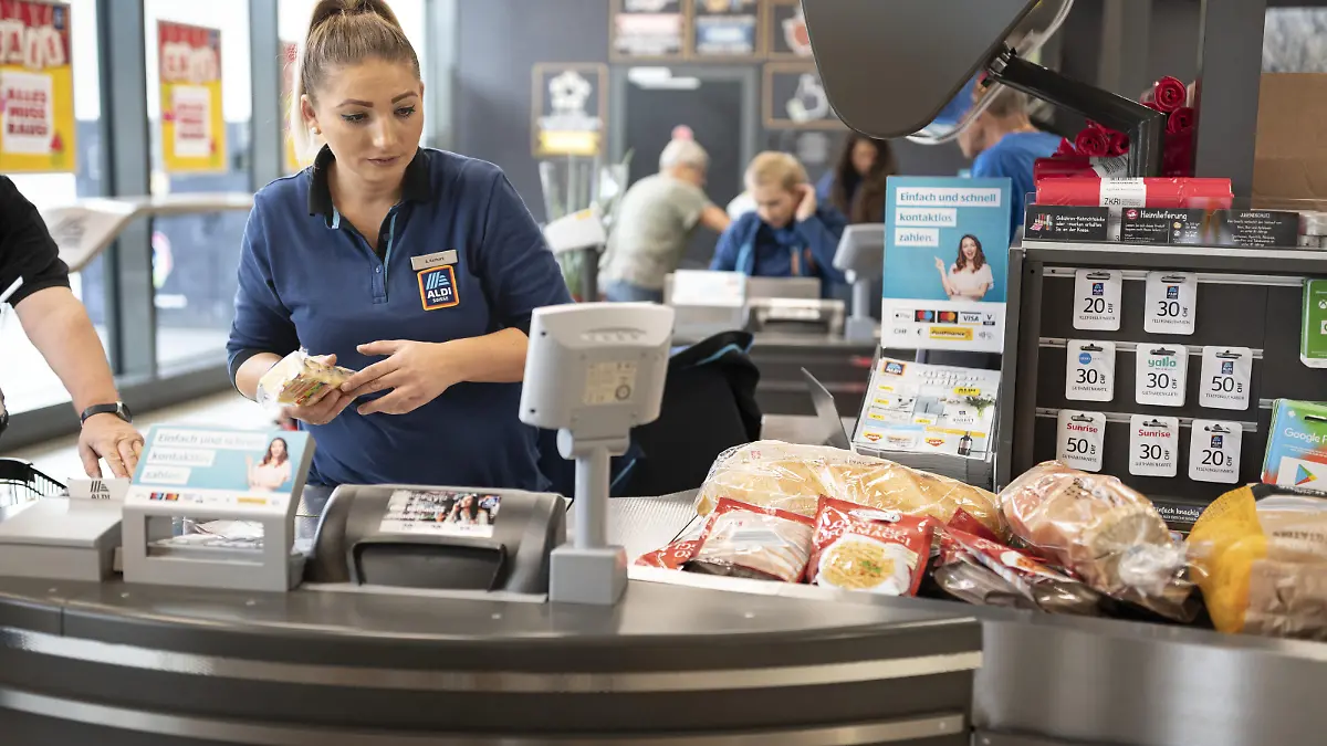 SWITZERLAND INGENBOHL ALDI SUISSE Mindestlohn Aldi