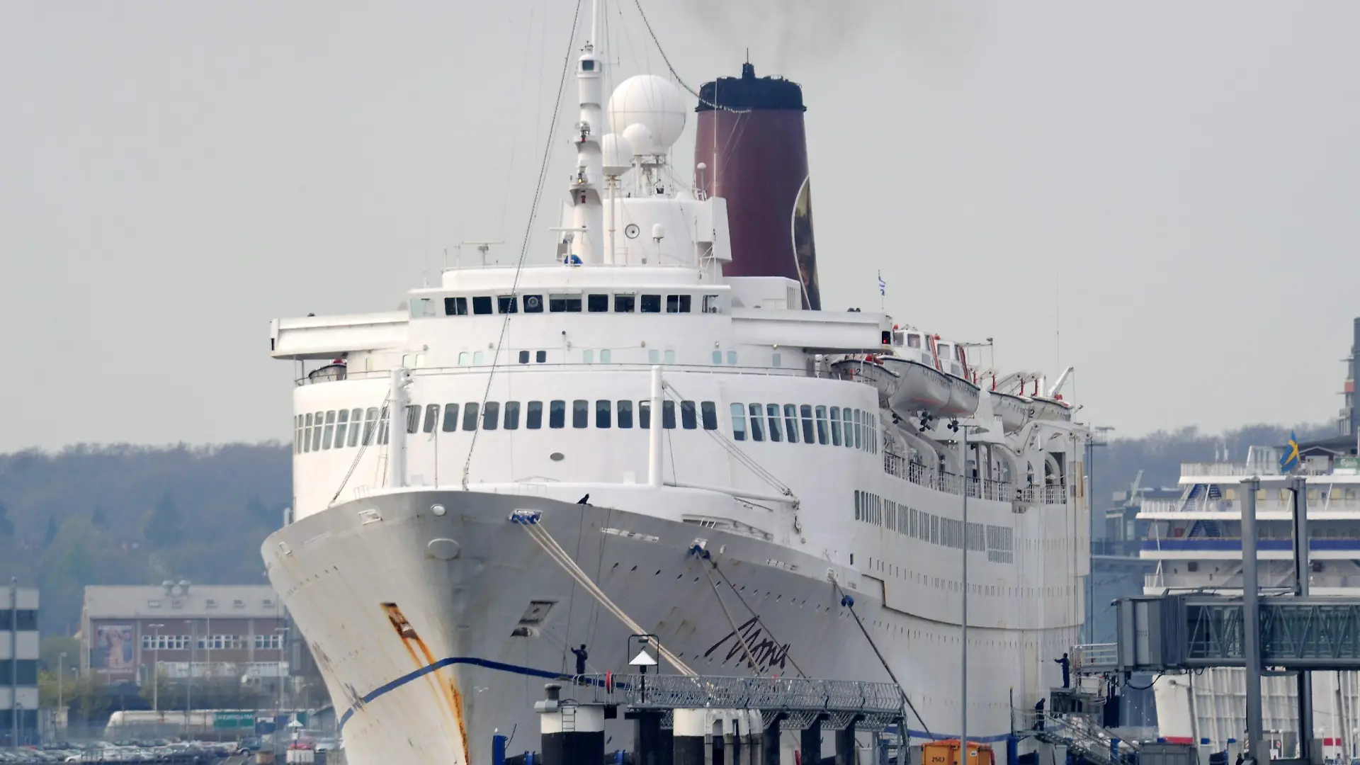 Das unter der Flagge der Bahamas fahrende Kreuzfahrtschiff "Mona Lisa" liegt am Montag (26.04.2010) am Kieler Ostseekai. Das 201 Meter lange Passagierschiff wird von Kiel aus zu der ersten Kreuzfahrt der Saison starten. Rund 140 Passagierschiffe werden in dieser Saison an der Förde erwartet. Foto: Carsten Rehder dpa/lno +++(c) dpa - Bildfunk+++
