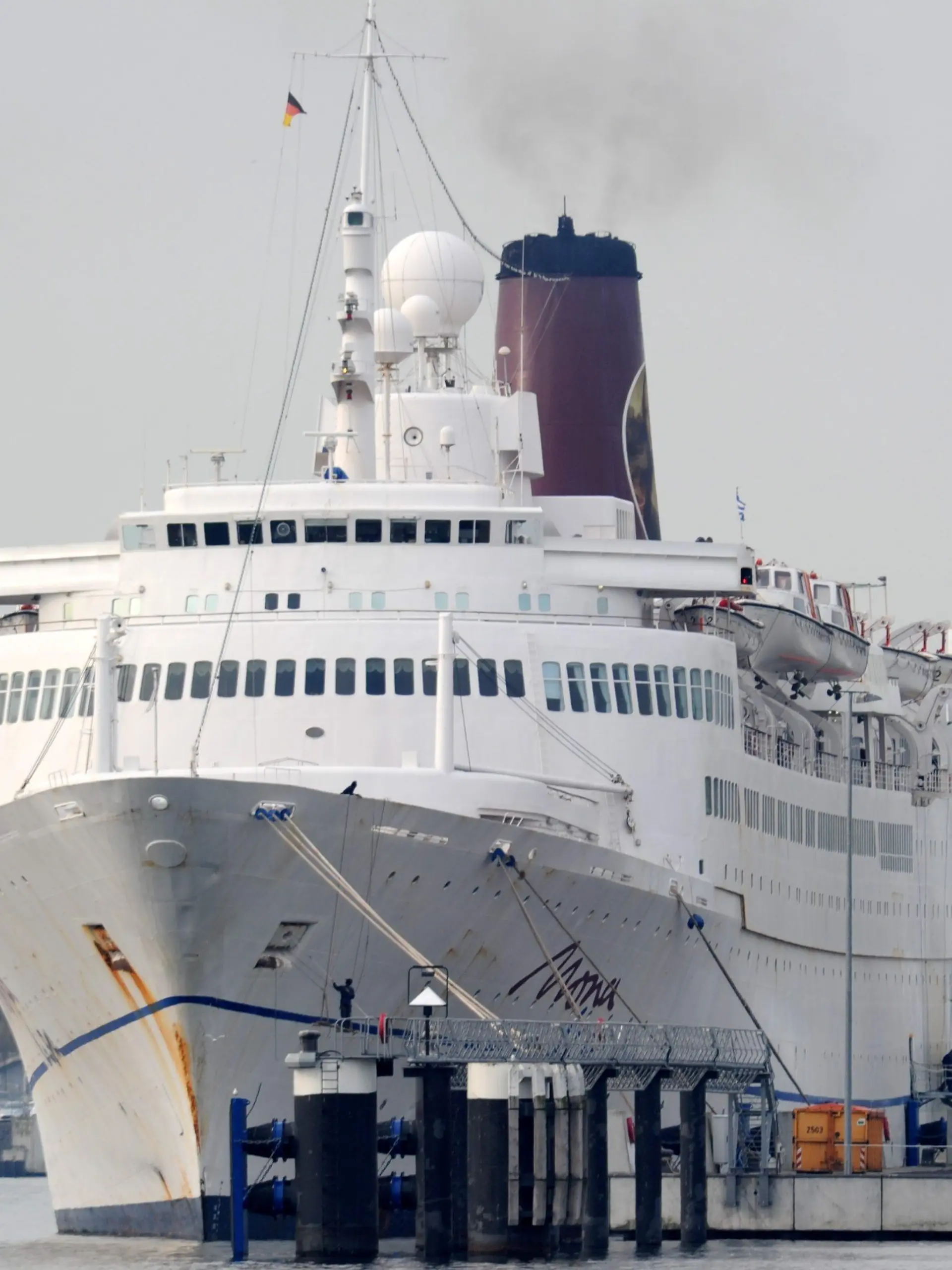 Das unter der Flagge der Bahamas fahrende Kreuzfahrtschiff "Mona Lisa" liegt am Montag (26.04.2010) am Kieler Ostseekai. Das 201 Meter lange Passagierschiff wird von Kiel aus zu der ersten Kreuzfahrt der Saison starten. Rund 140 Passagierschiffe werden in dieser Saison an der Förde erwartet. Foto: Carsten Rehder dpa/lno  +++(c) dpa - Bildfunk+++