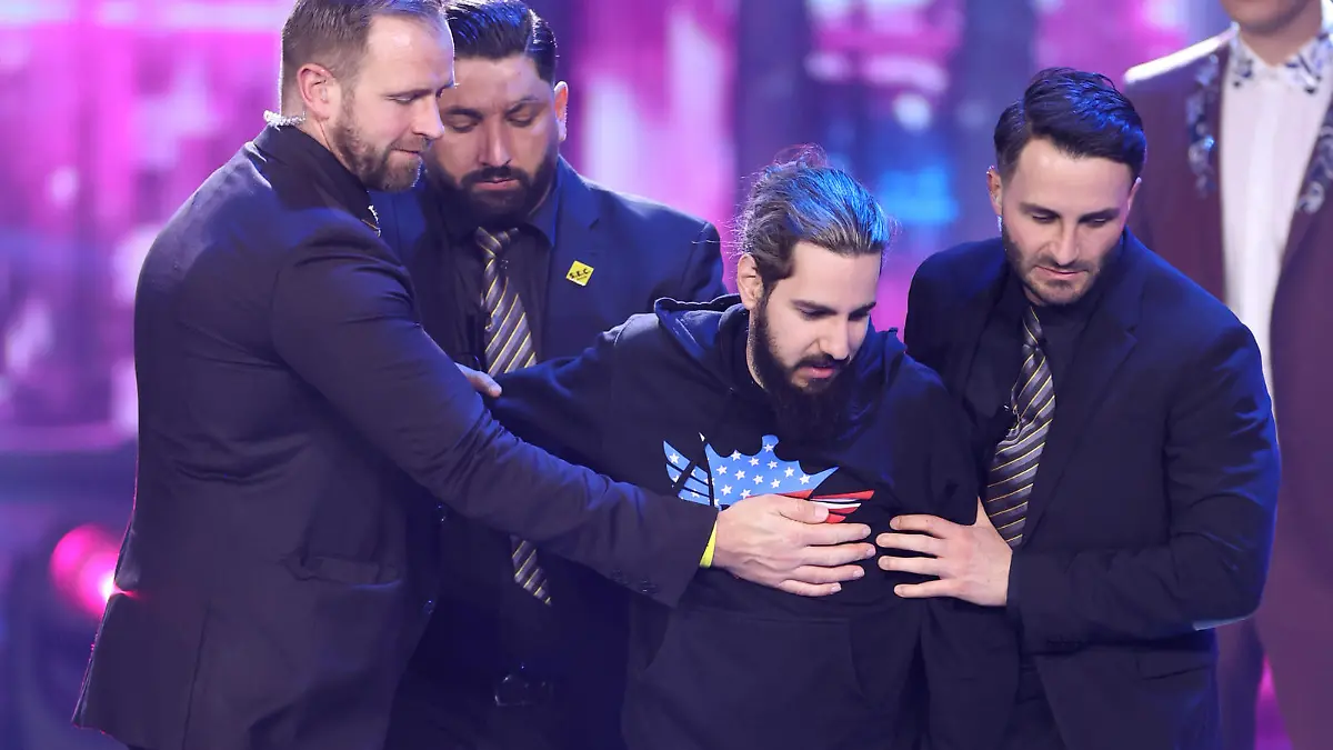 DSDS-Security-Männer greifen blitzschnell ein und führen den Final-Flitzer nach seinem irritierenden Auftritt von der Bühne