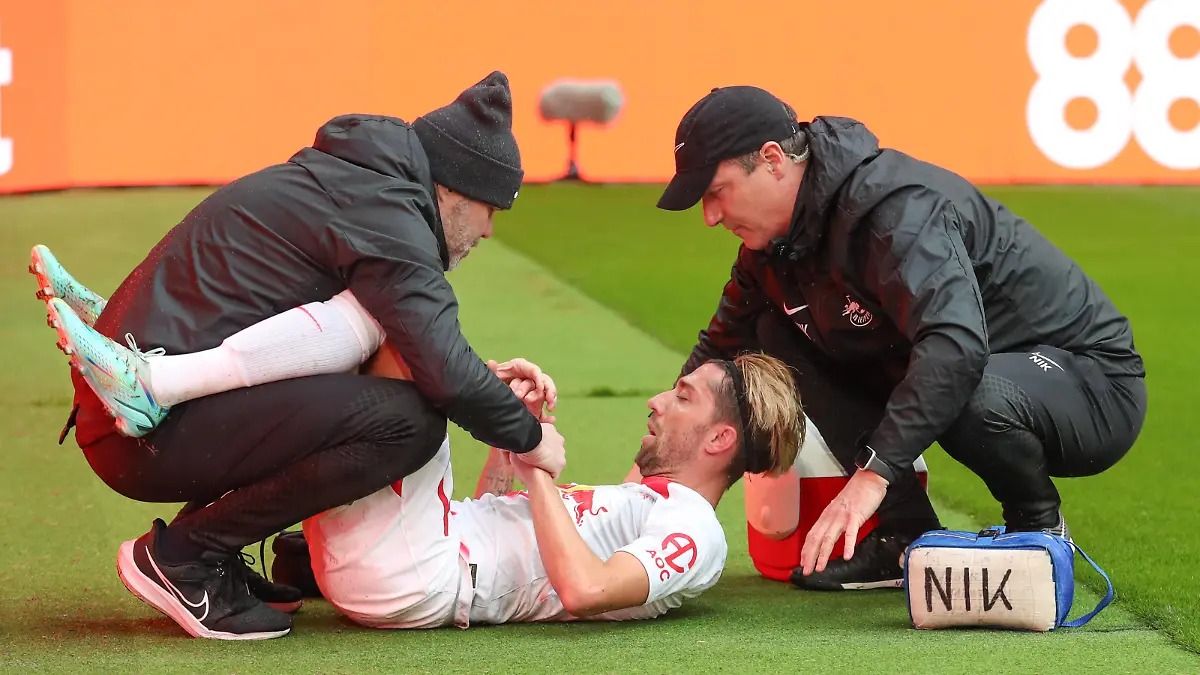 15.04.2023, xtgx, Fussball 1. Bundesliga, RB Leipzig - FC Augsburg emspor, v.l. Kevin Kampl Leipzig, 44 Jubel, Torjubel, jubelt ueber das Tor, celebrate the goal, celebration 1:1, verletzt sich, Verletzung DFL/DFB REGULATIONS PROHIBIT ANY USE OF PHOTOGRAPHS as IMAGE SEQUENCES and/or QUASI-VIDEO Leipzig *** 15 04 2023, xtgx, football 1 Bundesliga, RB Leipzig FC Augsburg emspor, v l Kevin Kampl Leipzig, 44 jubilation, goal jubilation, cheers about the goal, celebrate the goal, celebration 1 1, injured, injury DFL DFB REGULATIONS PROHIBIT ANY USE OF PHOTOGRAPHS AS IMAGE SEQUENCES AND OR QUASI VIDEO Leipzig
