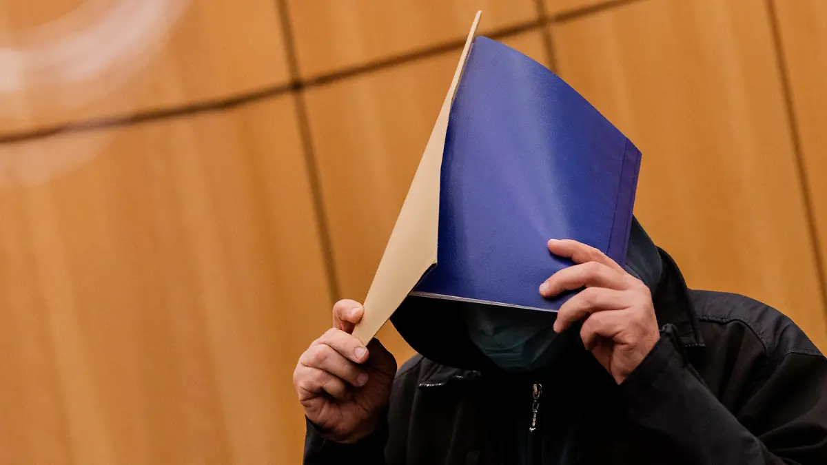 ARCHIV - 03.11.2020, Nordrhein-Westfalen, Münster: Der wegen schweren sexuellen Missbrauchs Angeklagte kommt mit Mund- und Nasenschutz in einen Gerichtssaal im Landgericht und verdeckt sein Gesicht. Im Missbrauchsfall Münster hat das Landgericht ein erstes Urteil gesprochen und den 53-Jährigen für drei Jahre und drei Monate ins Gefängnis geschickt. (zu dpa «Haftstrafe: Erstes Urteil im Missbrauchskomplex Münster») Foto: Rolf Vennenbernd/dpa +++ dpa-Bildfunk +++