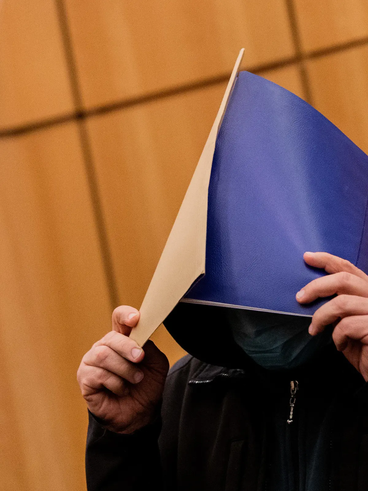 ARCHIV - 03.11.2020, Nordrhein-Westfalen, Münster: Der wegen schweren sexuellen Missbrauchs Angeklagte kommt mit Mund- und Nasenschutz in einen Gerichtssaal im Landgericht und verdeckt sein Gesicht. Im Missbrauchsfall Münster hat das Landgericht ein erstes Urteil gesprochen und den 53-Jährigen für drei Jahre und drei Monate ins Gefängnis geschickt. (zu dpa «Haftstrafe: Erstes Urteil im Missbrauchskomplex Münster») Foto: Rolf Vennenbernd/dpa +++ dpa-Bildfunk +++