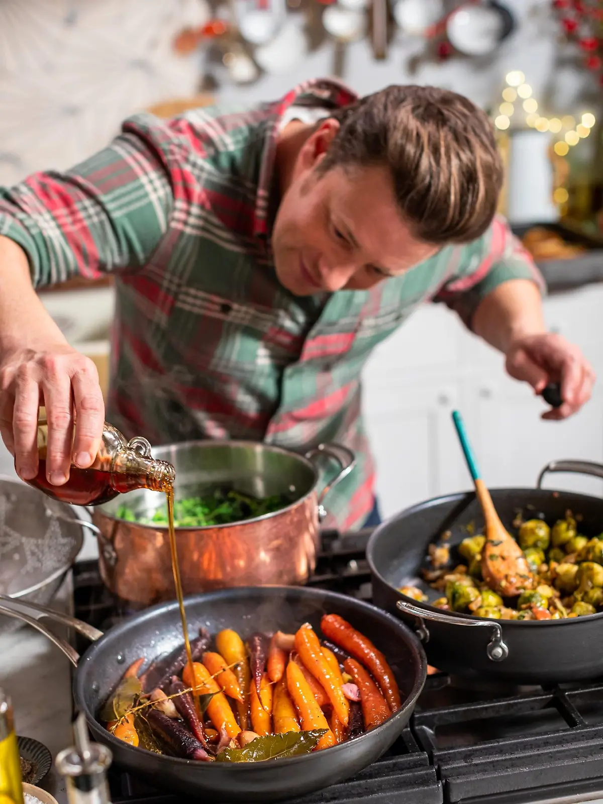 Jamie Oliver beweist in seinem Weihnachtsspezial _Jamies leichte Weihnachtsküche_, wie spielend leicht es ist, stressfreie und köstliche Festtagsgerichte für die ganze Familie zu kochen.

Die Verwendung des sendungsbezogenen Materials ist nur mit dem Hinweis und Verlinkung auf TVNOW gestattet.