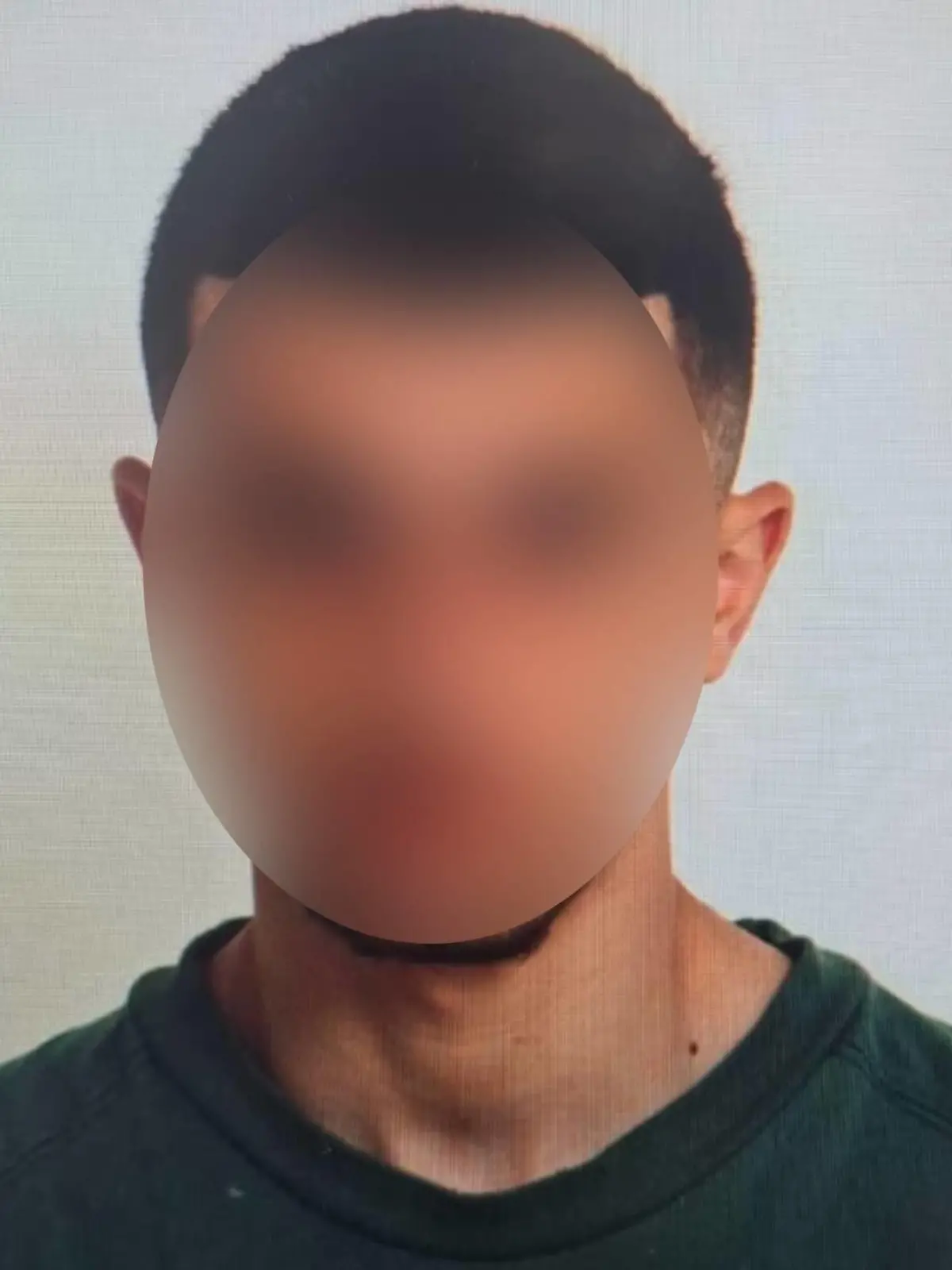 Dieser junge Mann soll von Maskierten aus der Haft befreit worden sein.