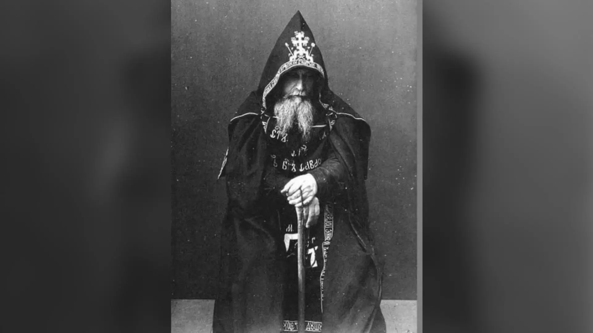 Ein Foto des griechischen Mönchs Mihailo Tolotos