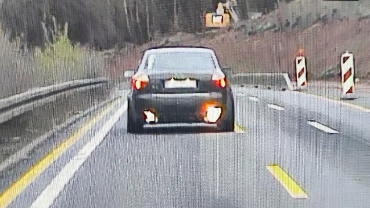 Das Fahrzeug war bis zu 80 km/h zu schnell unterwegs. Das Foto zeigt die Flammen aus den Auspuffrohren. (Foto: Polizei Osthessen)