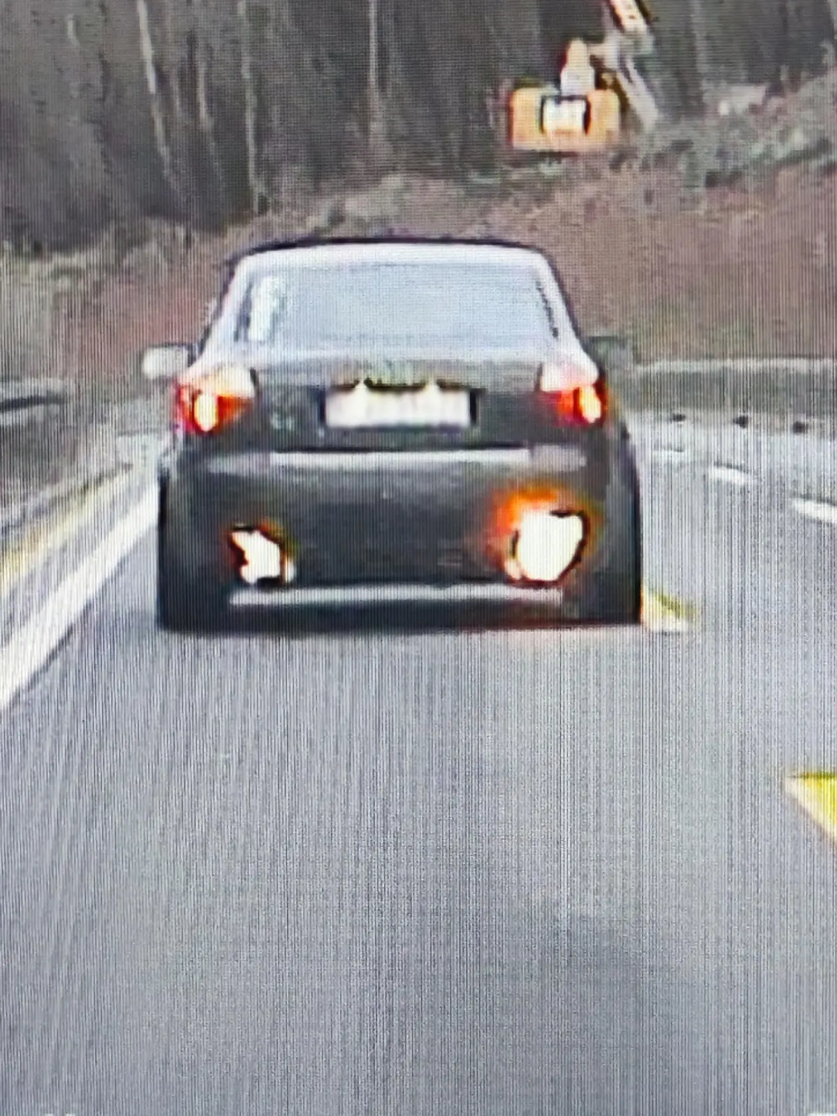 Das Fahrzeug war bis zu 80 km/h zu schnell unterwegs. Das Foto zeigt die Flammen aus den Auspuffrohren. (Foto: Polizei Osthessen)
