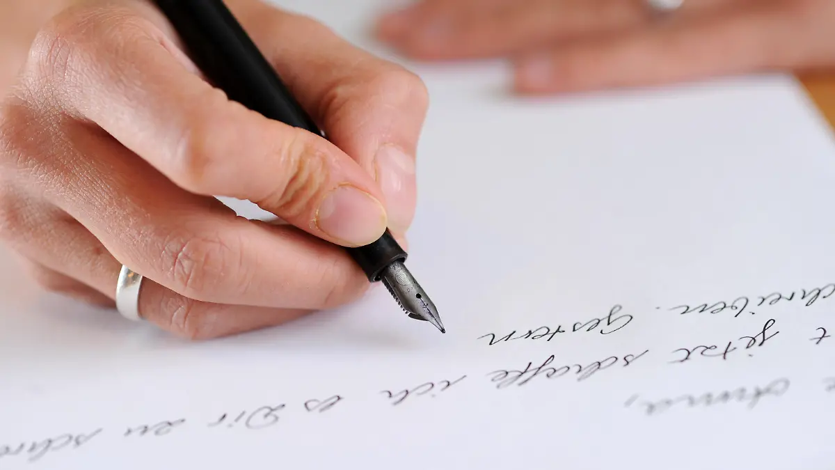ILLUSTRATION - Eine Frau schreibt am 18.09.2012 in München (Bayern) einen Brief mit einem Füllfederhalter. Weil der Computer im Mittelpunkt der schriftlichen Kommunikation vielen Menschen steht benützen immer weniger Menschen ihre Handschrift. Foto: Tobias Hase/dpa