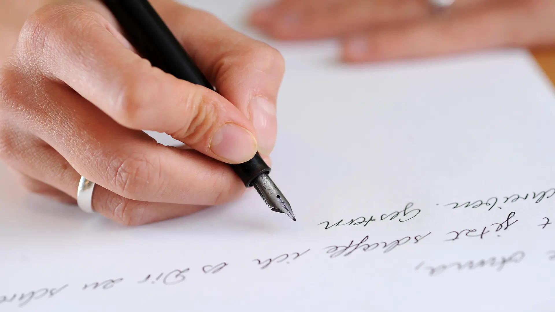 ILLUSTRATION - Eine Frau schreibt am 18.09.2012 in München (Bayern) einen Brief mit einem Füllfederhalter. Weil der Computer im Mittelpunkt der schriftlichen Kommunikation vielen Menschen steht benützen immer weniger Menschen ihre Handschrift. Foto: Tobias Hase/dpa