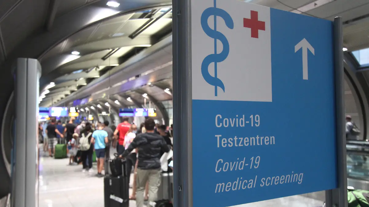 Ansturm von Reiserückkehrern und Einreisende n- zumeist aus Spanien und Ländern des Balkan s - auf einem Covid-19 Testzentrum von Centogene im Flughafen Frankfurt, die sich nach Reiseende auf Corona testen lassen, Hessen, Deutschland *** Rush of returnees and inbound travelers n mostly from Spain and Balkan countries s at a Covid 19 test center of Centogene at Frankfurt Airport, who are tested on Corona after the end of their journey, Hesse, Germany