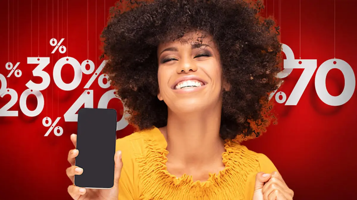 Frau freut sich über Rabatt