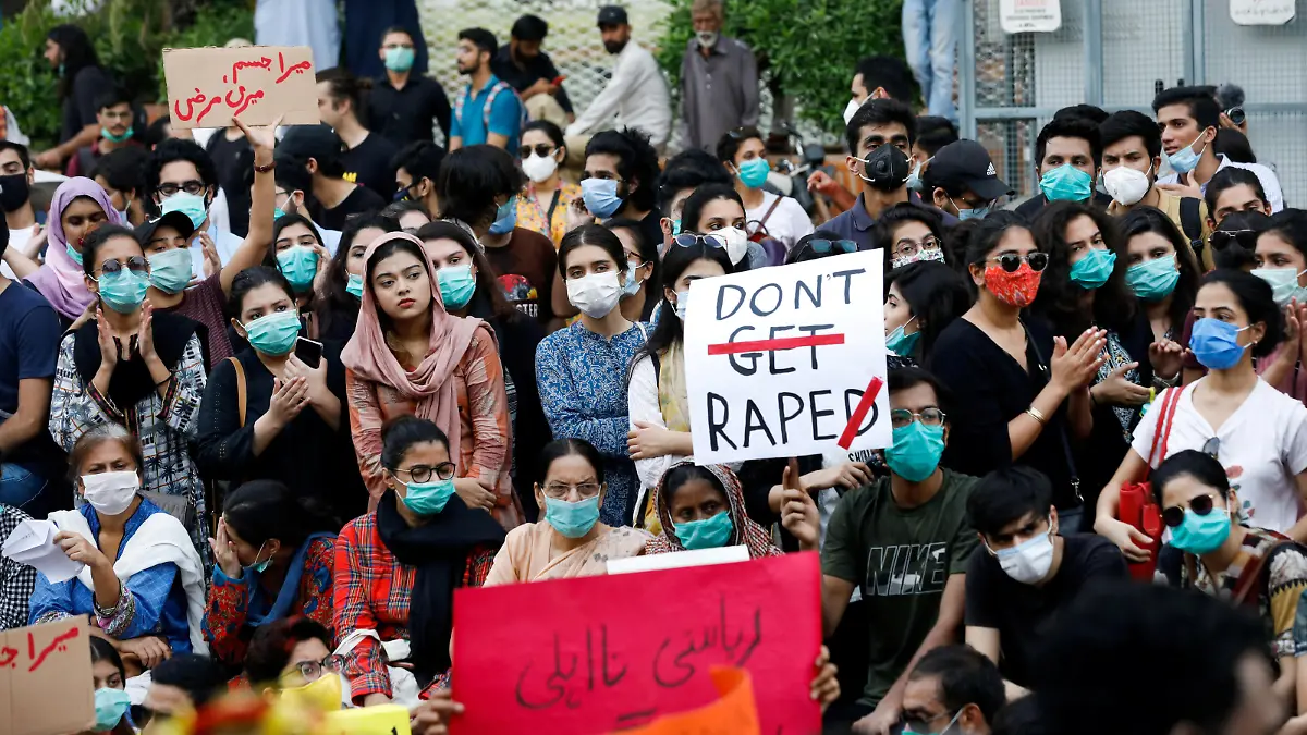 FILE PHOTO: People carry signs against a gang rape that occurred along a highway and to condemn violence against women and girls, during a protest in Karachi, Pakistan September 12, 2020. REUTERS/Akhtar Soomro/File Photo