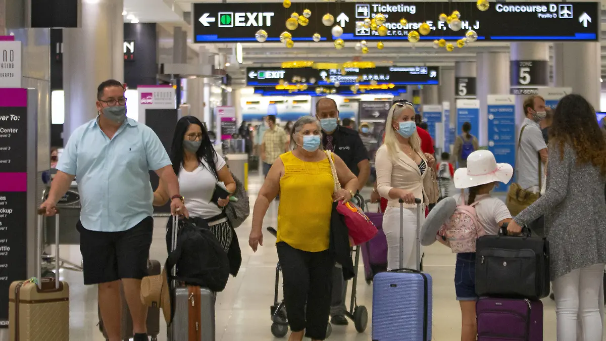  November 22, 2020, Miami, FL, USA: Travelers wearing protective face masks walking through Concourse D at the Miami International Airport on Sunday, November 22, 2020 in Miami, Florida. With the coronavirus surging out of control, the nation s top public health agency pleaded with Americans not to travel for Thanksgiving and not to spend the holiday with people from outside their household. Miami USA - ZUMAm67_ 20201122_zaf_m67_021 Copyright: xDavidxSantiagox