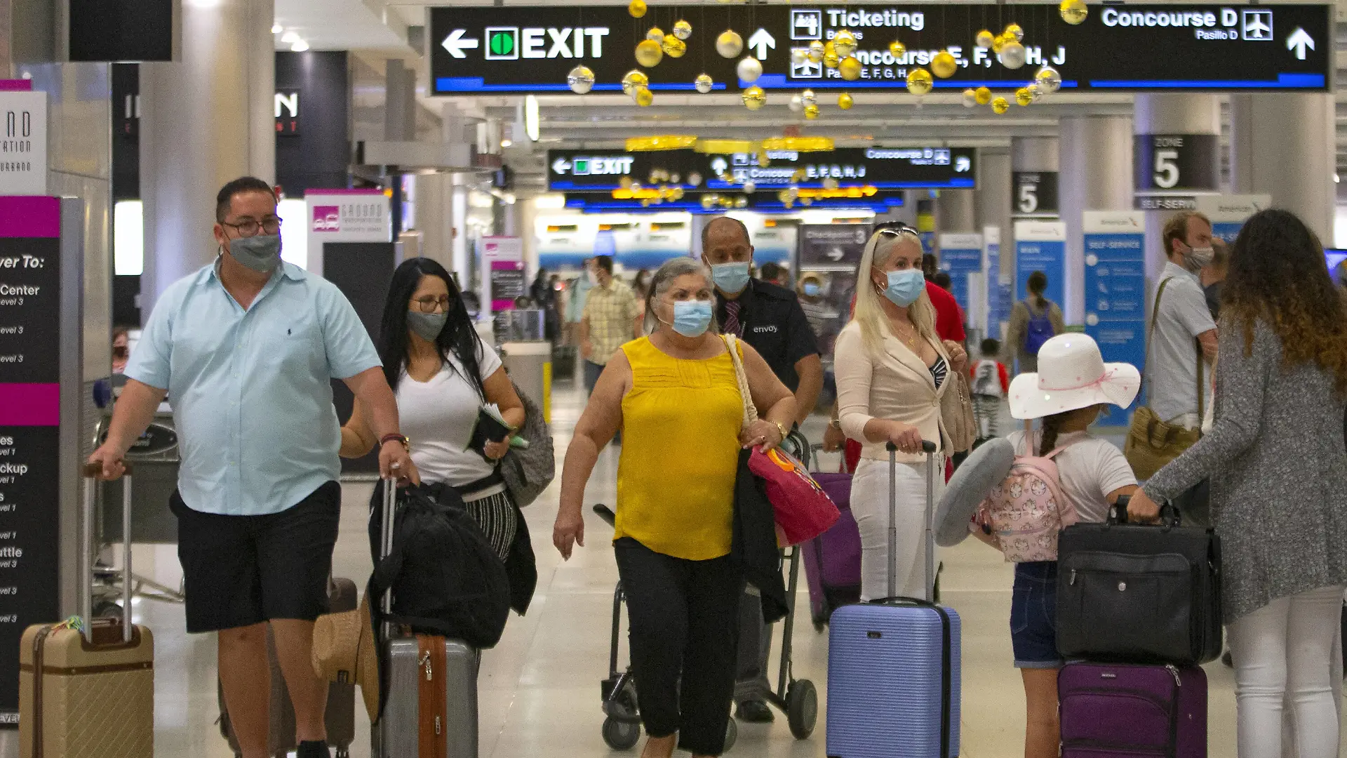 November 22, 2020, Miami, FL, USA: Travelers wearing protective face masks walking through Concourse D at the Miami International Airport on Sunday, November 22, 2020 in Miami, Florida. With the coronavirus surging out of control, the nation s top public health agency pleaded with Americans not to travel for Thanksgiving and not to spend the holiday with people from outside their household. Miami USA - ZUMAm67_ 20201122_zaf_m67_021 Copyright: xDavidxSantiagox
