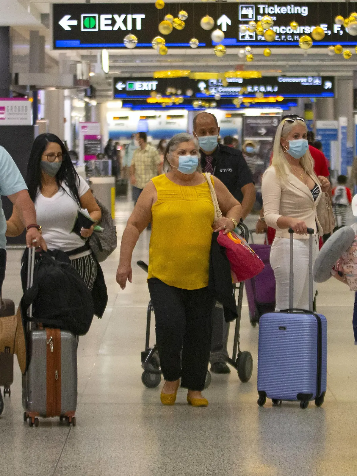  November 22, 2020, Miami, FL, USA: Travelers wearing protective face masks walking through Concourse D at the Miami International Airport on Sunday, November 22, 2020 in Miami, Florida. With the coronavirus surging out of control, the nation s top public health agency pleaded with Americans not to travel for Thanksgiving and not to spend the holiday with people from outside their household. Miami USA - ZUMAm67_ 20201122_zaf_m67_021 Copyright: xDavidxSantiagox