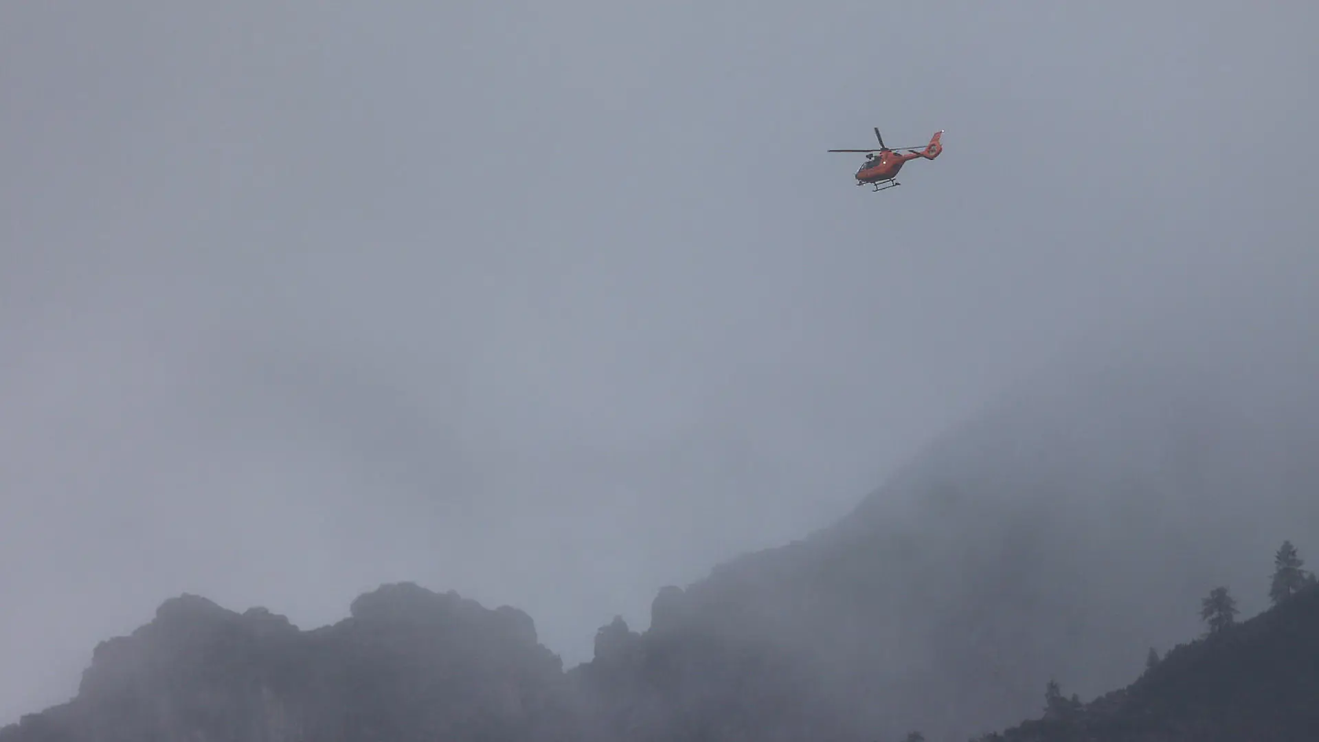 HANDOUT - 17.09.2022, Bayern, Ramsau: Mit einem Hubschrauber suchen Rettungskräfte der Bergwacht bei Berchtesgaden am Hochkalter nach einem vermissten Wanderer. Der 24-Jährige war am Samstag (17.09.2022) bei Schneefall zu einer hochalpinen Tour aufgebrochen, war gestürzt und hatte die Rettungskräfte alarmiert. (zu dpa: «Suche nach verunglücktem Bergsteiger weiterhin erfolglos») Foto: -/Bergwacht Ramsau/dpa +++ dpa-Bildfunk +++