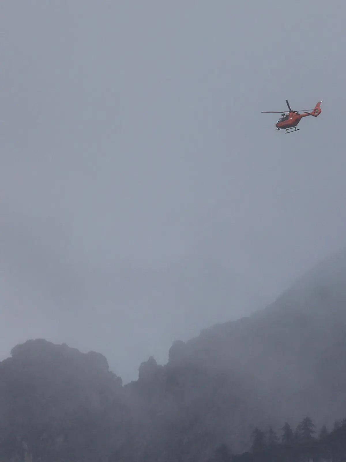 HANDOUT - 17.09.2022, Bayern, Ramsau: Mit einem Hubschrauber suchen Rettungskräfte der Bergwacht bei Berchtesgaden am Hochkalter nach einem vermissten Wanderer. Der 24-Jährige war am Samstag (17.09.2022) bei Schneefall zu einer hochalpinen Tour aufgebrochen, war gestürzt und hatte die Rettungskräfte alarmiert. (zu dpa: «Suche nach verunglücktem Bergsteiger weiterhin erfolglos») Foto: -/Bergwacht Ramsau/dpa +++ dpa-Bildfunk +++