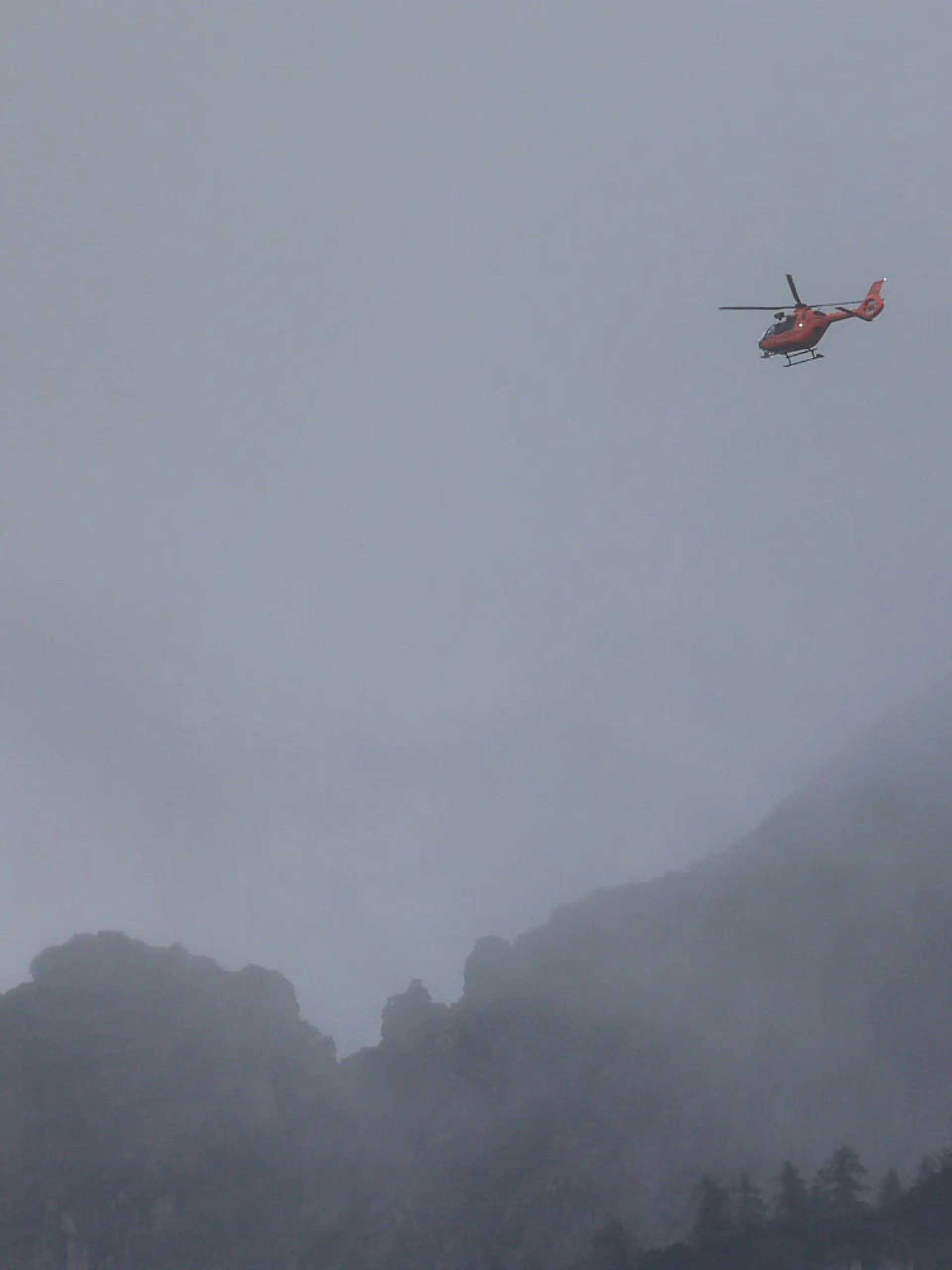 HANDOUT - 17.09.2022, Bayern, Ramsau: Mit einem Hubschrauber suchen Rettungskräfte der Bergwacht bei Berchtesgaden am Hochkalter nach einem vermissten Wanderer. Der 24-Jährige war am Samstag (17.09.2022) bei Schneefall zu einer hochalpinen Tour aufgebrochen, war gestürzt und hatte die Rettungskräfte alarmiert. (zu dpa: «Suche nach verunglücktem Bergsteiger weiterhin erfolglos») Foto: -/Bergwacht Ramsau/dpa +++ dpa-Bildfunk +++
