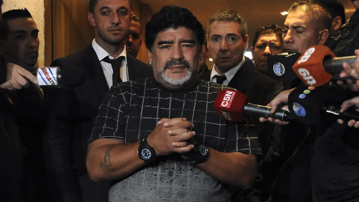  Former Argentine soccer player Diego Armando Maradona C, talks with the media at the entrance of the room where its carried out the funeral of his father, Diego Maradona, at Tres Arroyos funeral home in Buenos Aires, Argentina, early June 26, 2015. Diego Maradona, father of former Argentine soccer star Diego Armando Maradona, passed away on June 25 at the age of 87 in a medical center in Buenos Aires city after battling against heart and respiratory problems, according to local press. Alfredo Luna/TELAM jg SPARGENTINA-BUENOS AIRES-FOOTBALL-MARADONA-FATHER-FUNERAL e TELAM PUBLICATIONxNOTxINxCHN