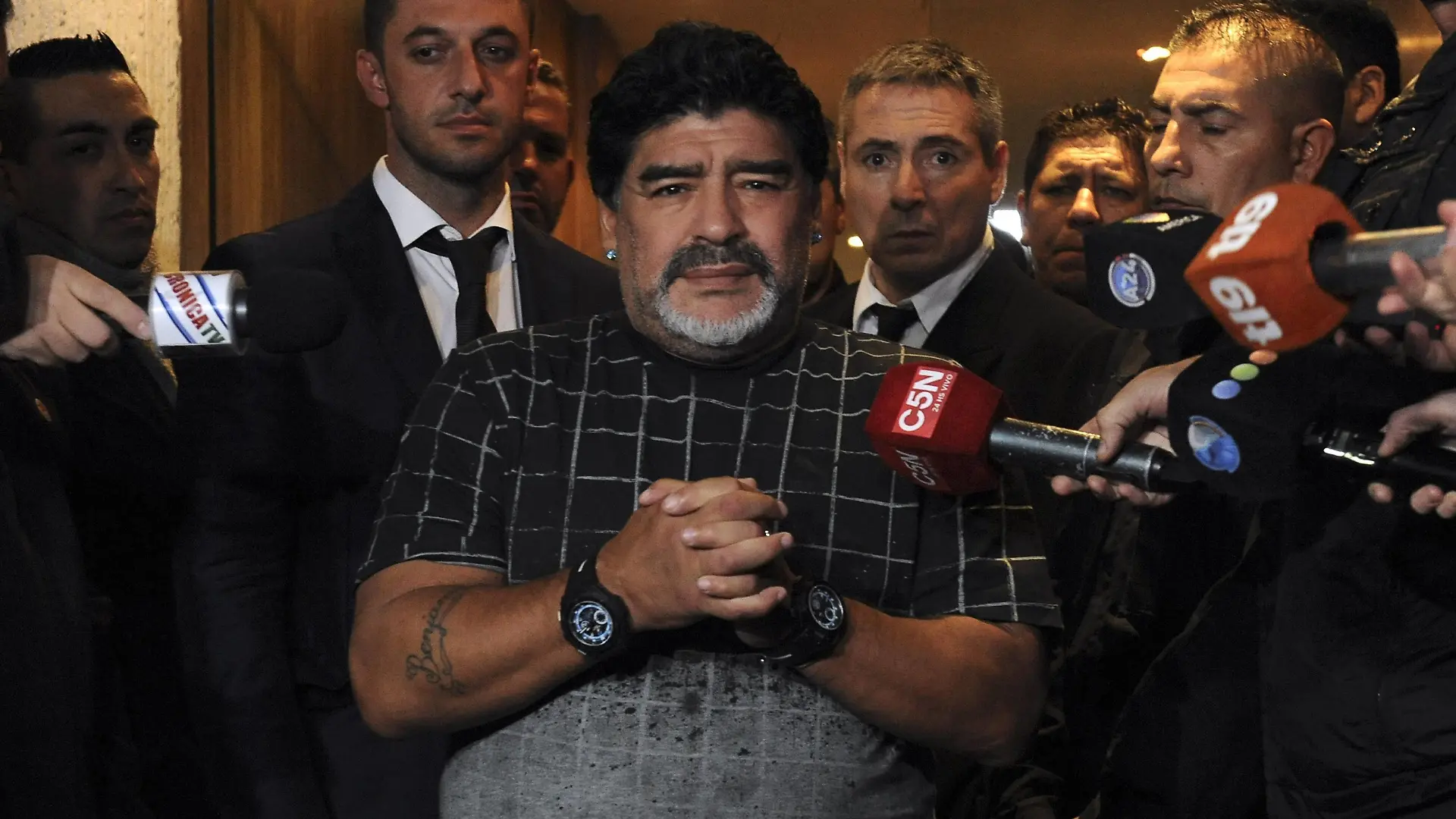  Former Argentine soccer player Diego Armando Maradona C, talks with the media at the entrance of the room where its carried out the funeral of his father, Diego Maradona, at Tres Arroyos funeral home in Buenos Aires, Argentina, early June 26, 2015. Diego Maradona, father of former Argentine soccer star Diego Armando Maradona, passed away on June 25 at the age of 87 in a medical center in Buenos Aires city after battling against heart and respiratory problems, according to local press. Alfredo Luna/TELAM jg SPARGENTINA-BUENOS AIRES-FOOTBALL-MARADONA-FATHER-FUNERAL e TELAM PUBLICATIONxNOTxINxCHN