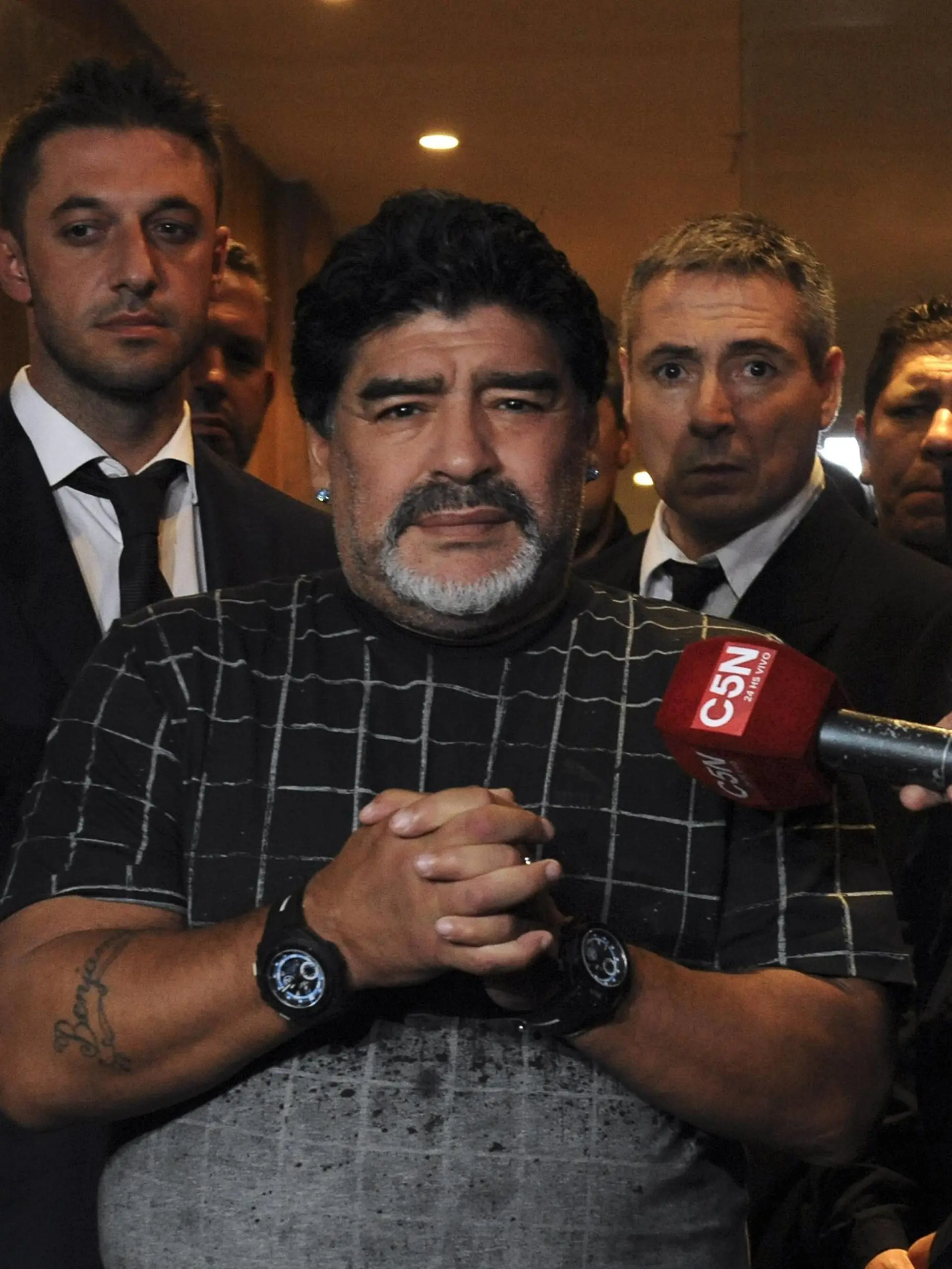  Former Argentine soccer player Diego Armando Maradona C, talks with the media at the entrance of the room where its carried out the funeral of his father, Diego Maradona, at Tres Arroyos funeral home in Buenos Aires, Argentina, early June 26, 2015. Diego Maradona, father of former Argentine soccer star Diego Armando Maradona, passed away on June 25 at the age of 87 in a medical center in Buenos Aires city after battling against heart and respiratory problems, according to local press. Alfredo Luna/TELAM jg SPARGENTINA-BUENOS AIRES-FOOTBALL-MARADONA-FATHER-FUNERAL e TELAM PUBLICATIONxNOTxINxCHN