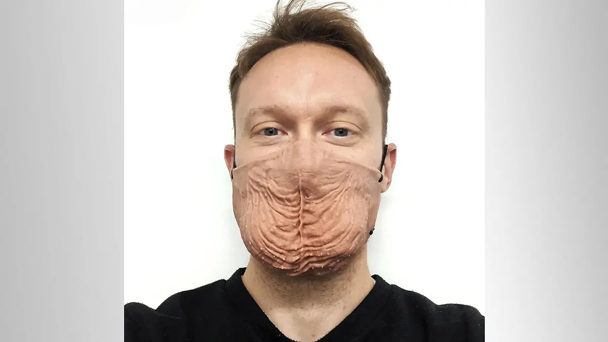 Will aus Blackpool, der eine seiner Hoden-Masken trägt.