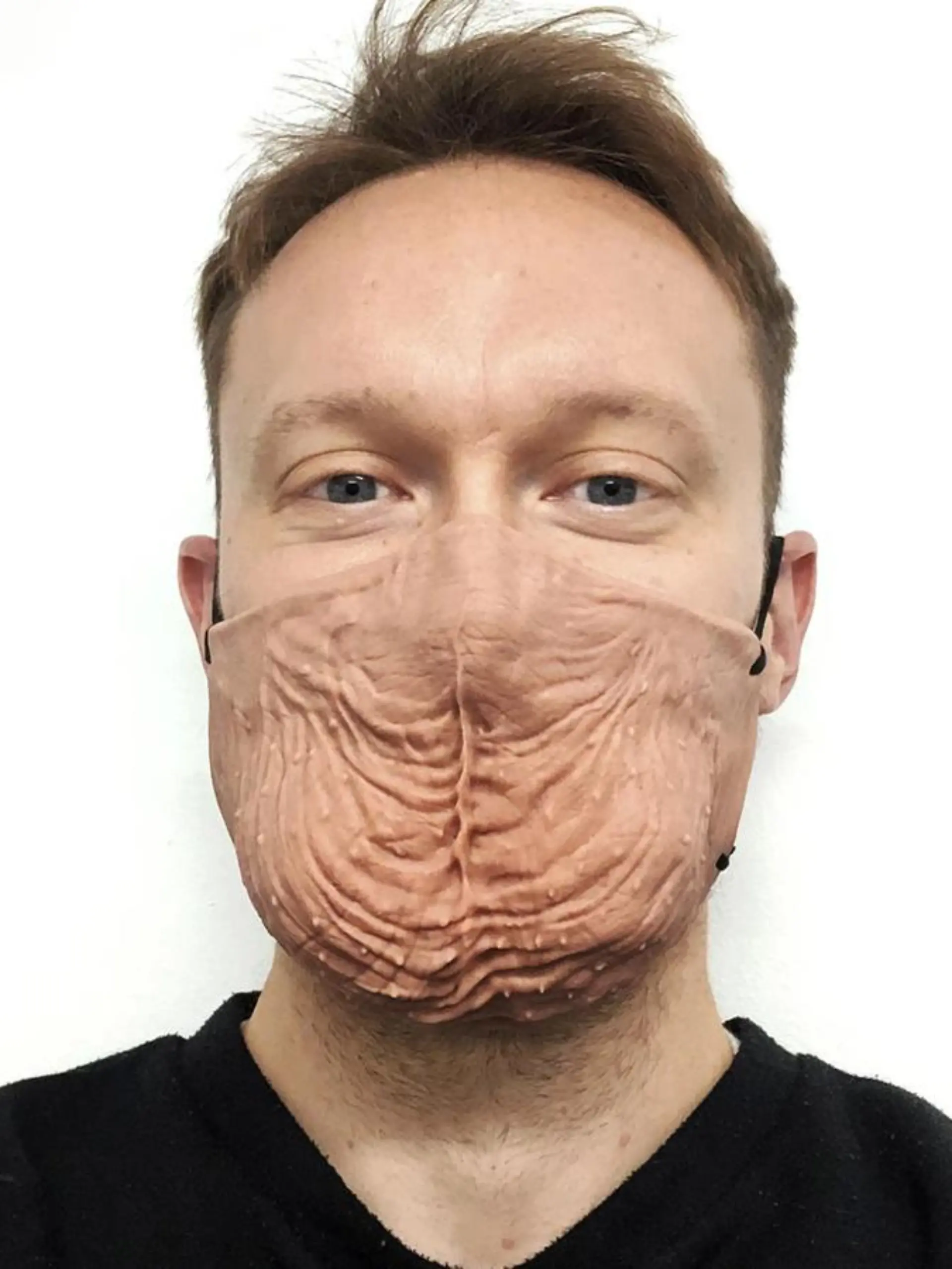 Will aus Blackpool, der eine seiner Hoden-Masken trägt.