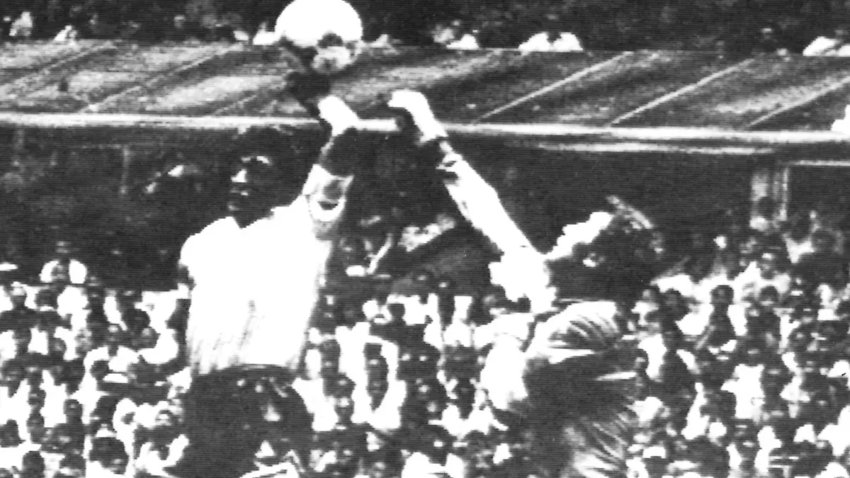 ARCHIV - Eine berühmte und vieldiskutierte Szene der Fußball-WM-Geschichte mit Tatort Aztekenstadion in Mexiko-Stadt: Die argentinische Fußball-Legende Diego Maradona (l) boxt in der 51. Minute des Viertelfinalspiels gegen England im Springen den Flankenball über den herausstürzenden englischen Torhüter Peter Shilton (r) zum 1:0 ins Netz (Archivfoto vom 22.06.1986). Die blitzschnell ausgeführte Tat entging dem tunesischen Schiedsrichter Ali Bennaceur und es stand 1:0 für Argentinien. «Es war die Hand Gottes und der Kopf Maradonas», erklärte Maradona nach dem Spiel. Nun hat er am Montagabend (01.05.2005) in der ARD-Dokumentation "Legenden" zugegeben, dass die "Hand Gottes" seine eigene war. Foto: dpa (Nur s/w, zu dpa-KORR.: "Maradona: Habe das Tor mit der Hand geschossen - «Taschendiebstahl»" vom 02.05.2006) +++(c) dpa - Bildfunk+++