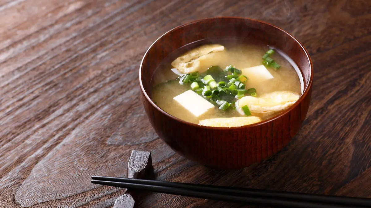Misosuppe mit Algen und Tofu in einem Schälchen aus Asien