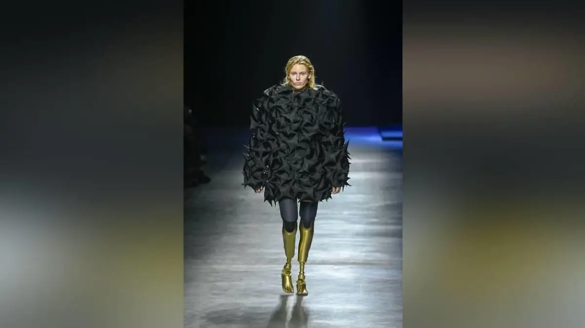 Model Lauren Wasser auf dem Laufsteg der Milan Fashion Week 2022