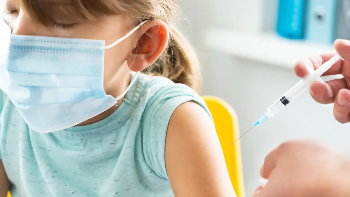 Im Falle der Masern gibt es für manche Menschen jedoch jetzt schon eine Impfpflicht, zum Beispiel für Kita- und Schulkinder. Gilt die dann auch für Corona?