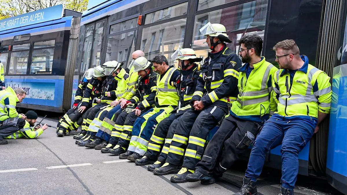 Münchner Feuerwehr schiebt eine entgleiste Straßenbahn wieder ins Gleisbett zurück
