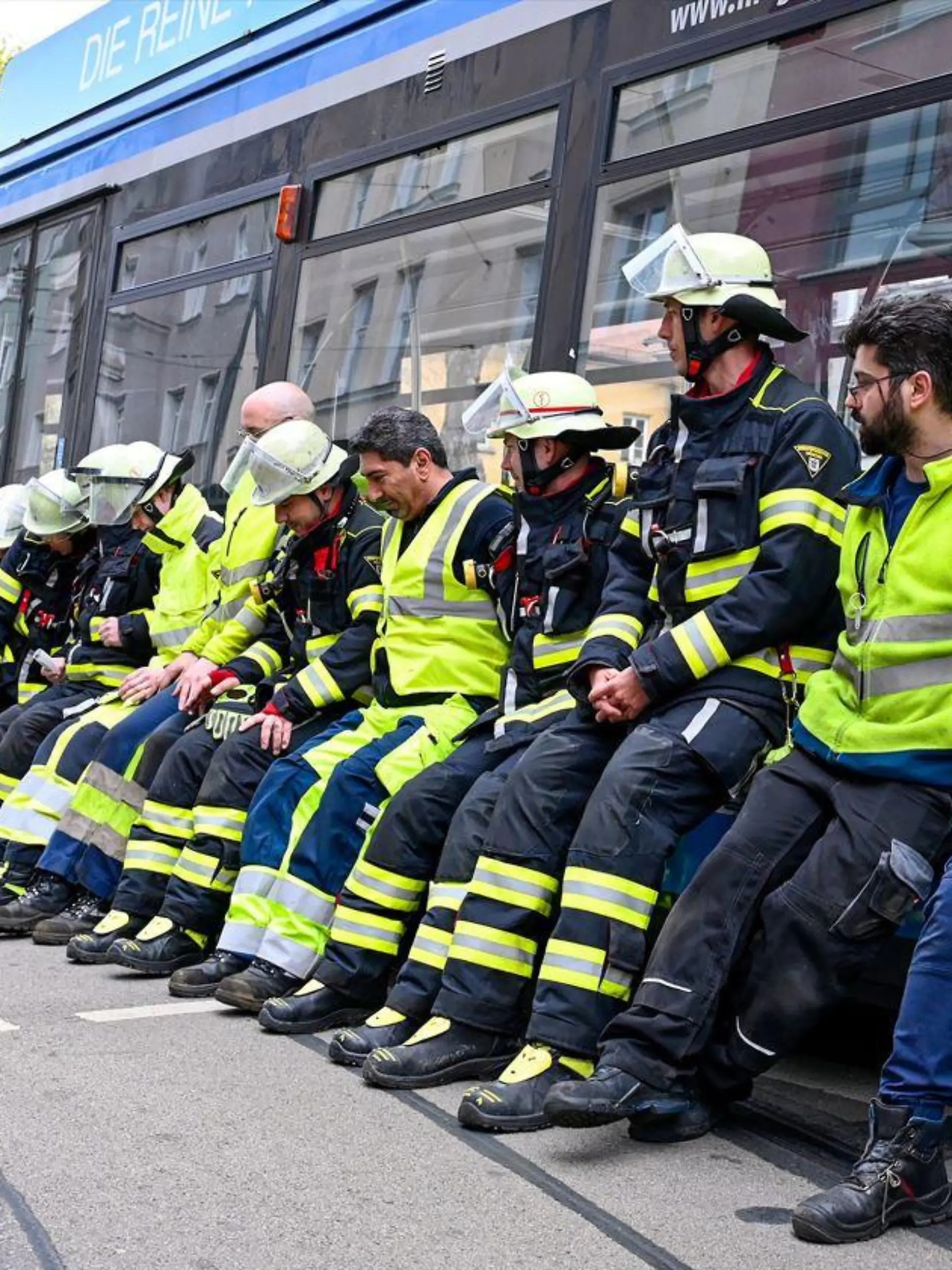 Münchner Feuerwehr schiebt eine entgleiste Straßenbahn wieder ins Gleisbett zurück