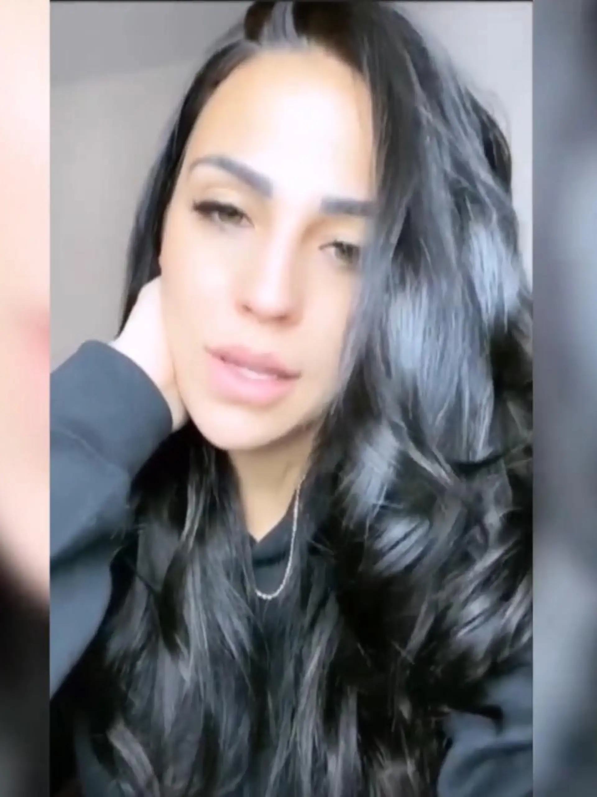 Elena Miras holt ihre letzten Sachen aus Mike Heiters Wohnung.